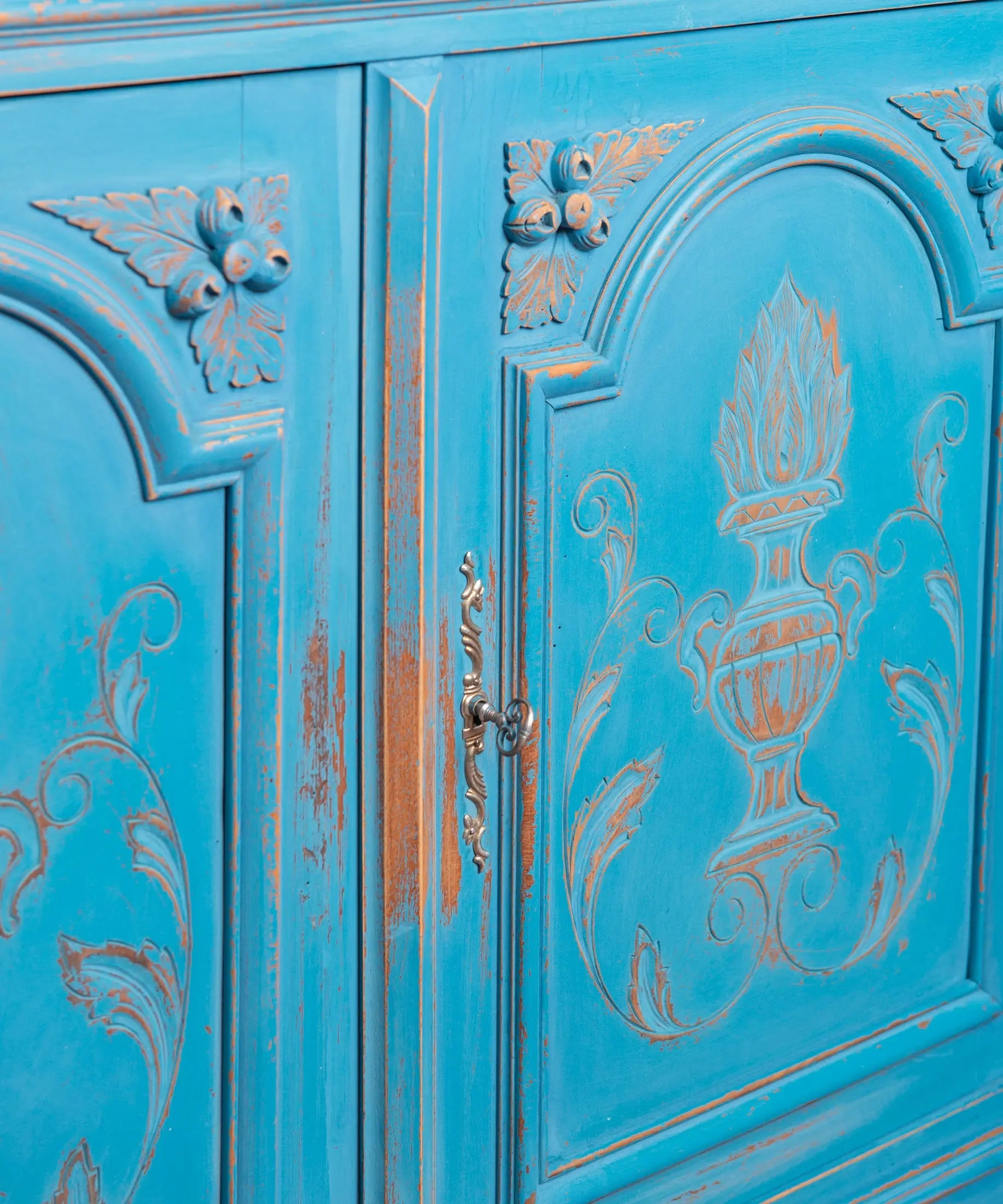 Aparador Antiguo con Espejo y Mármol en Azul Decapé | Estilo Enrique II