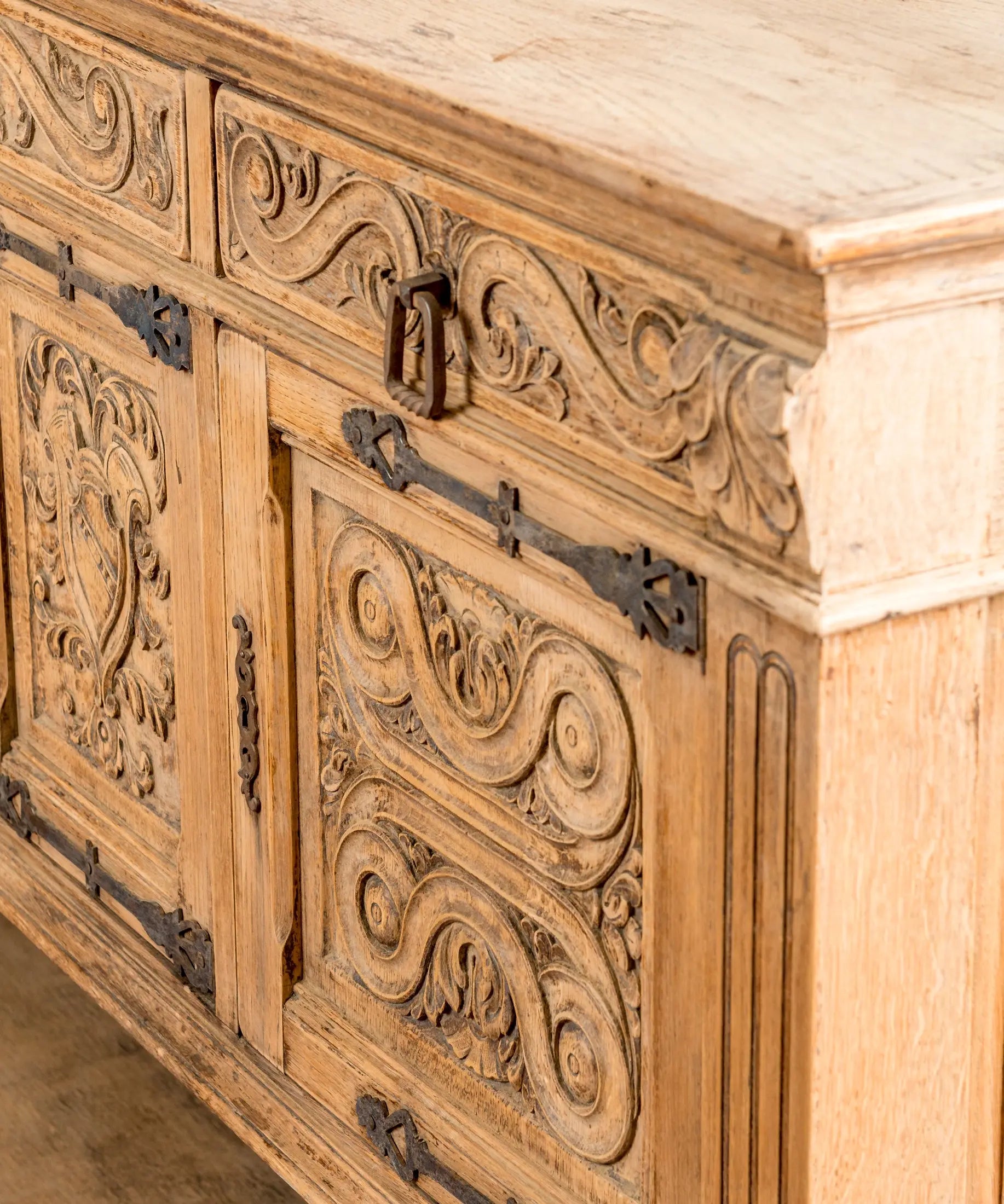 Detalle de talla a mano con volutas en S y herraje de hierro forjado en roble — Antique Arte y Decoración