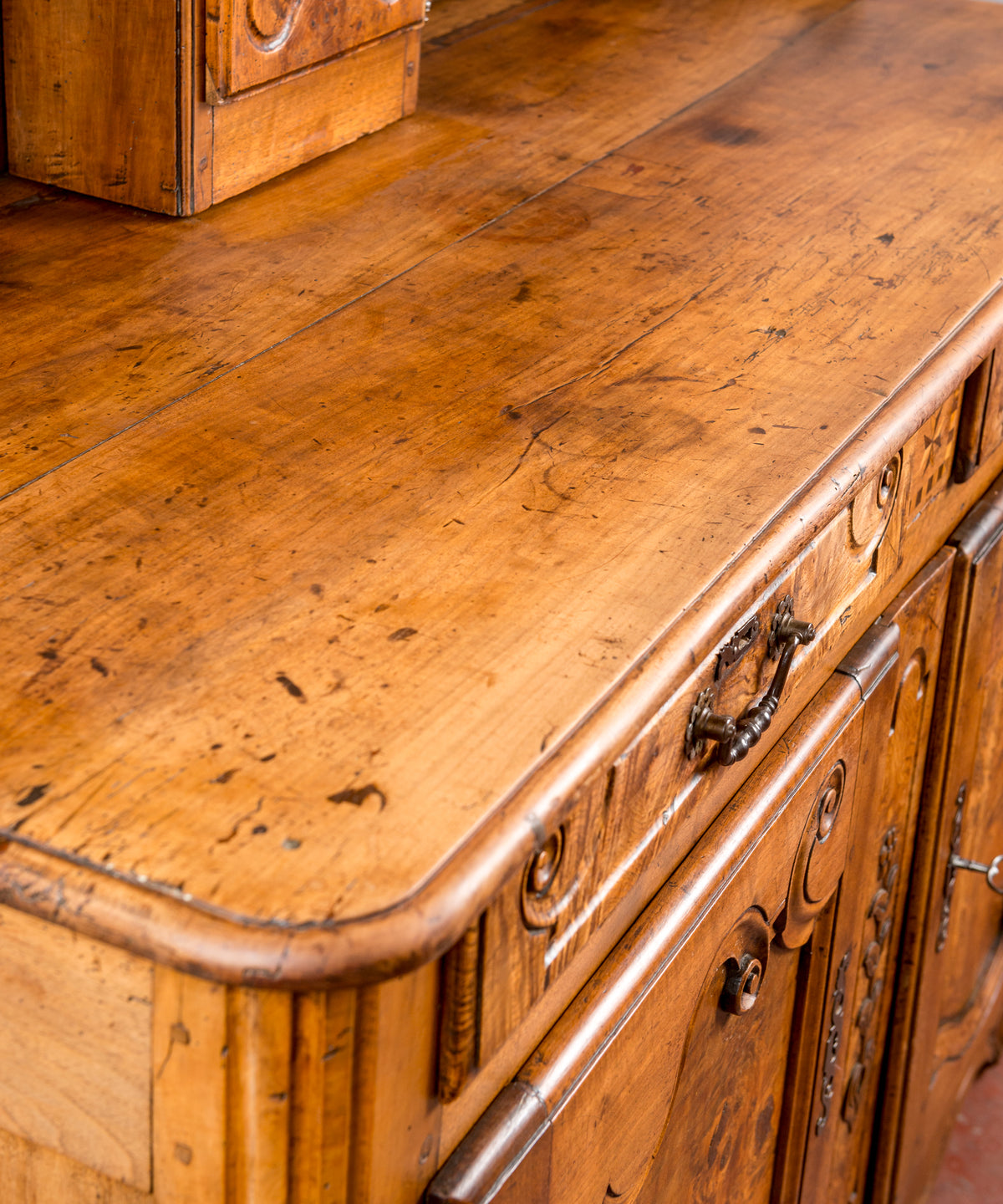 Detalle canto moldurado de la tapa con marcas de uso del siglo XVIII — Antique Arte y Decoración