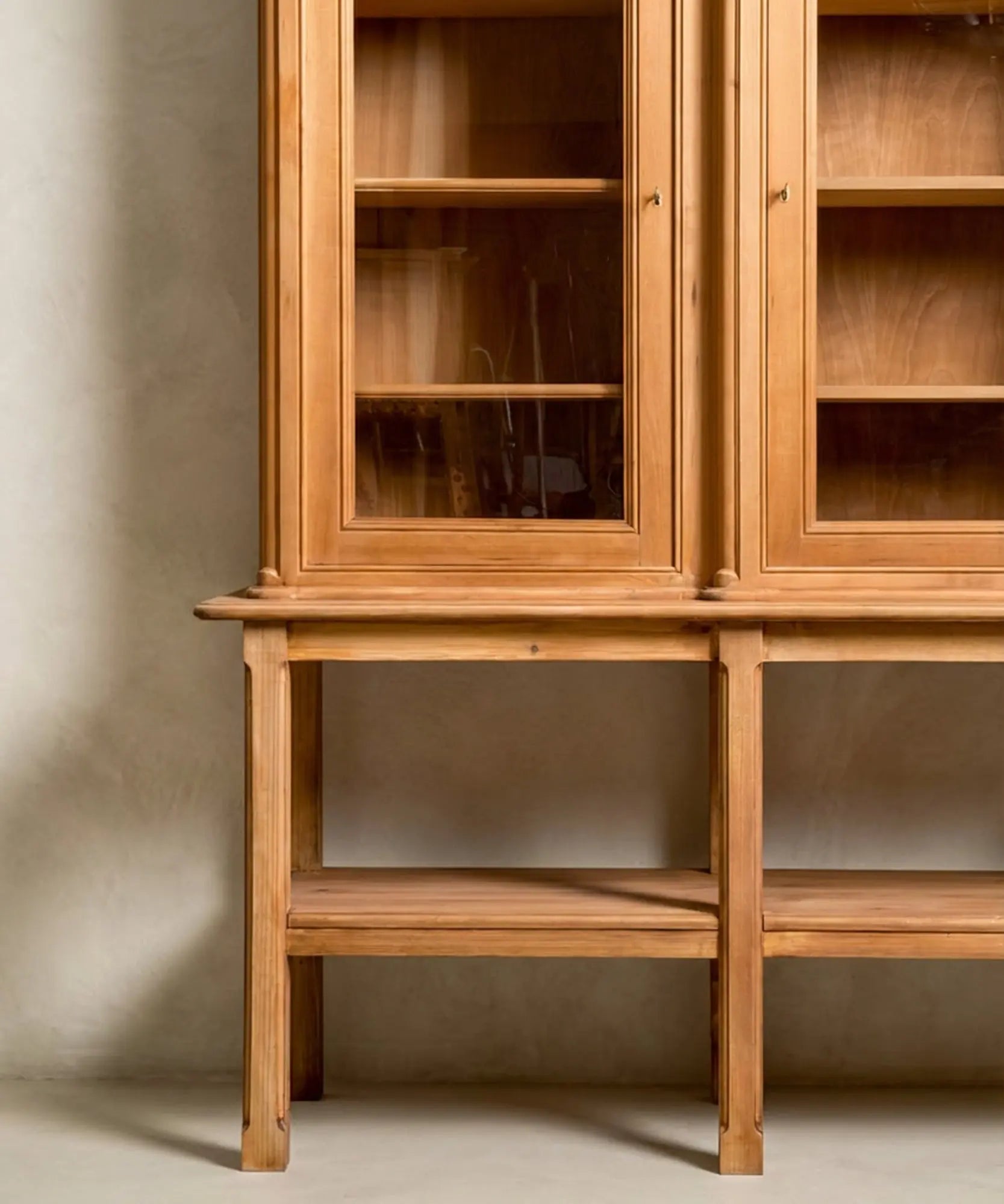 Alacena vitrina de madera lavada