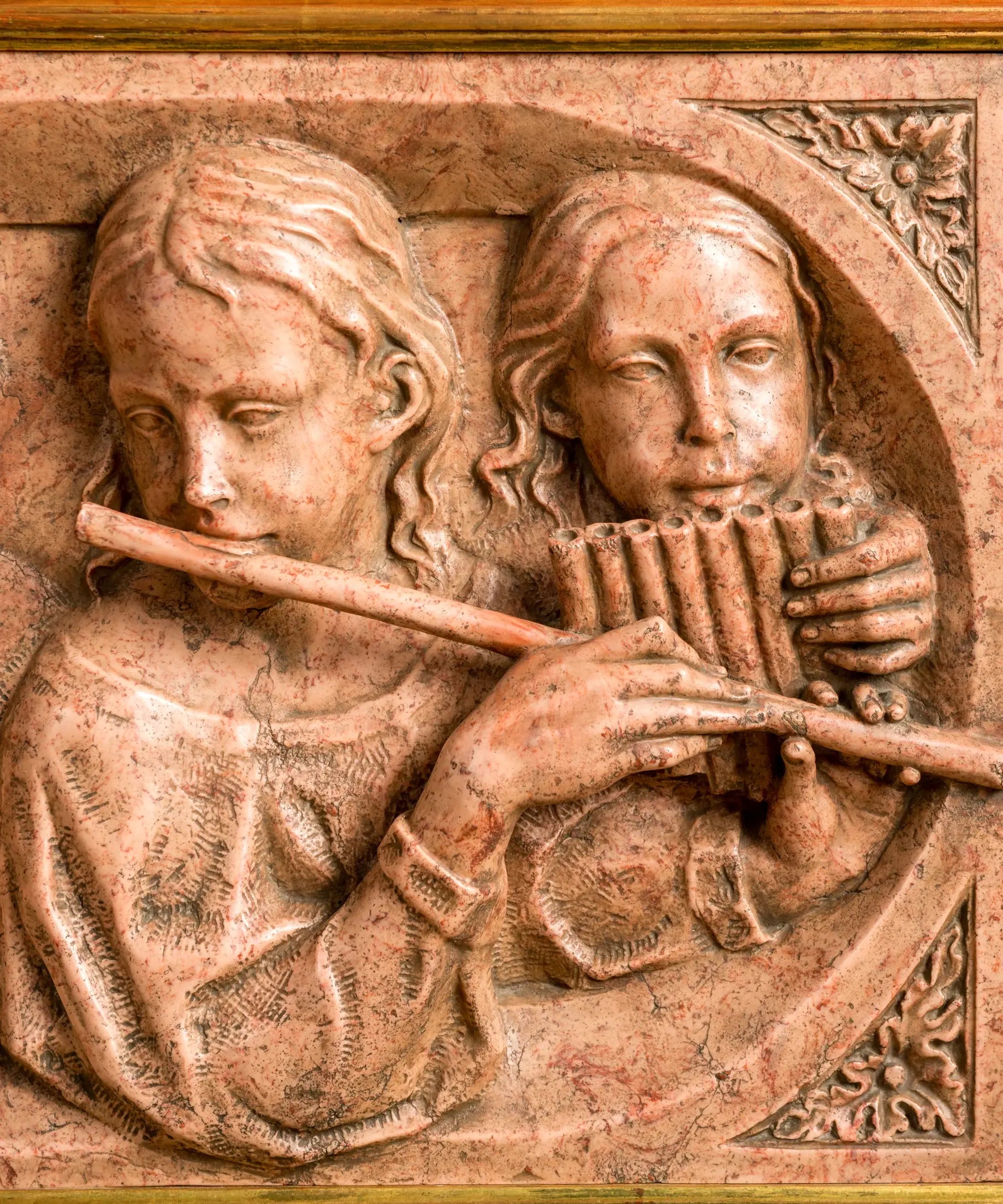 Pareja de cuadros en altorrelieve de querubines músicos en marmolina (Estilo Renacentista)