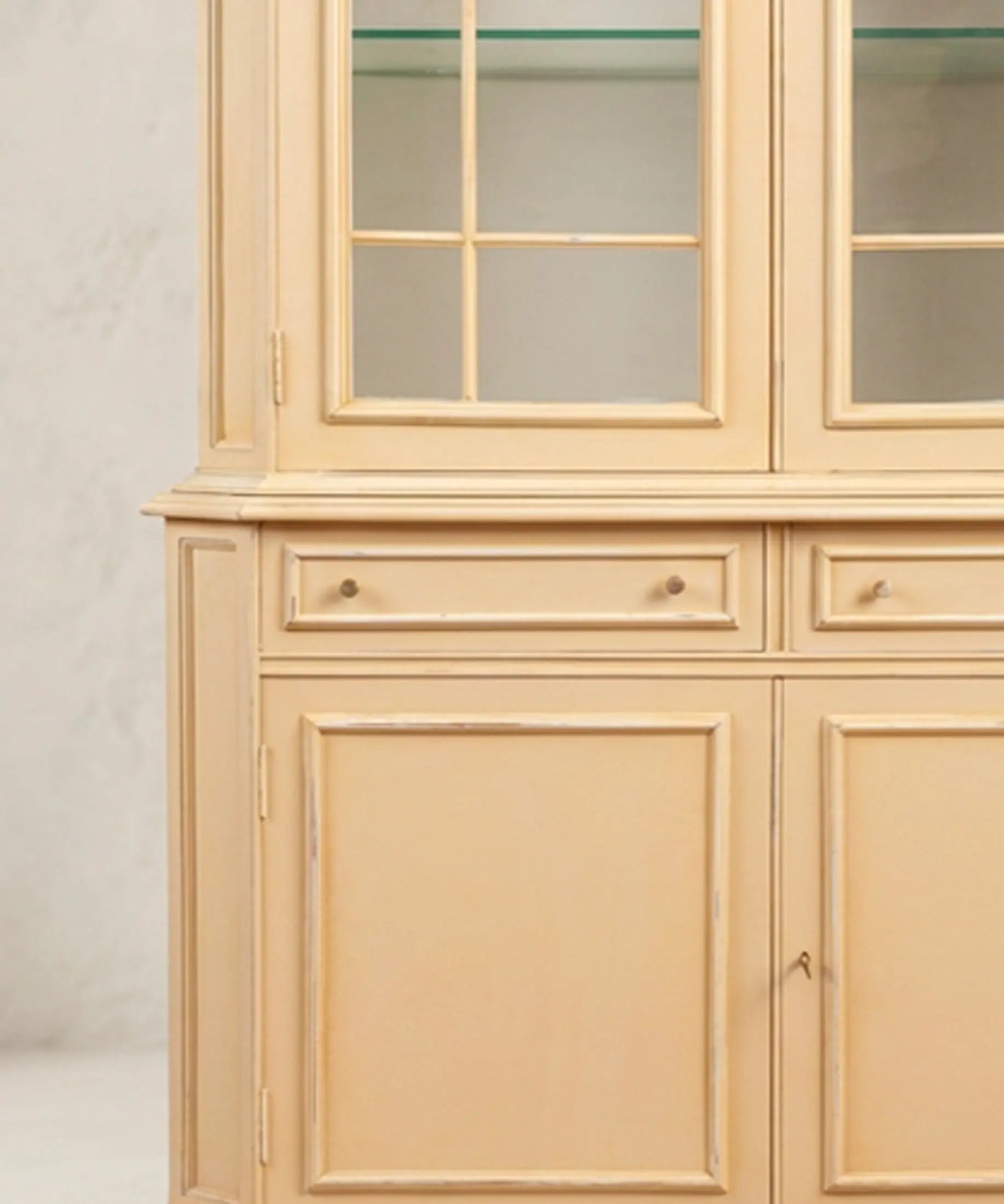 Detalle cuarterones de cristal y cajón con tirador de latón decapado amarillo — Antique Arte y Decoración