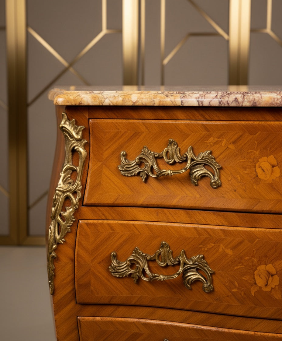 Detalle de la marquetería floral y tiradores de bronce dorado en cómoda francesa.
