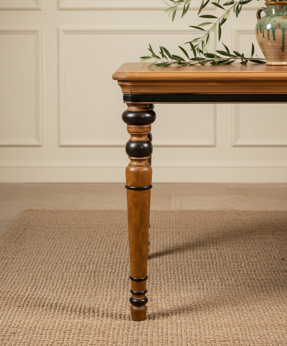 Perspectiva de la mesa de madera en un salón contemporáneo con vigas de madera y decoración minimalista.