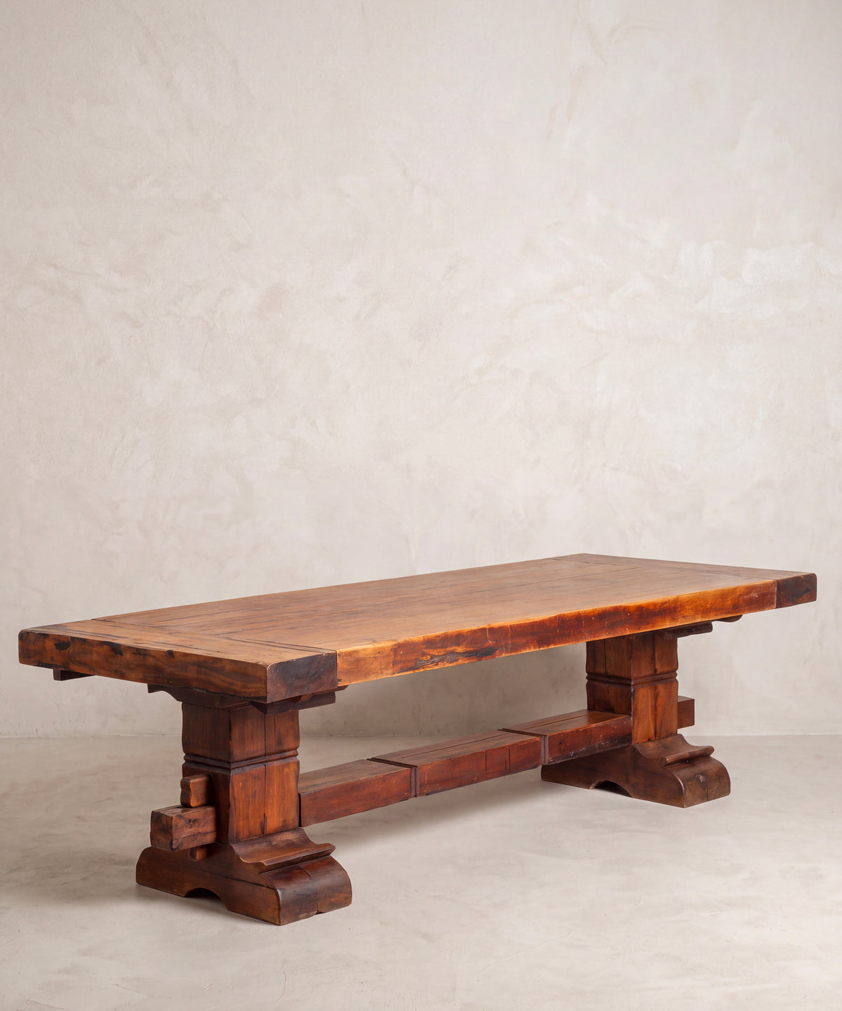 Mesa de comedor monasterio de teca vista diagonal con chambrana — Antique Arte y Decoración