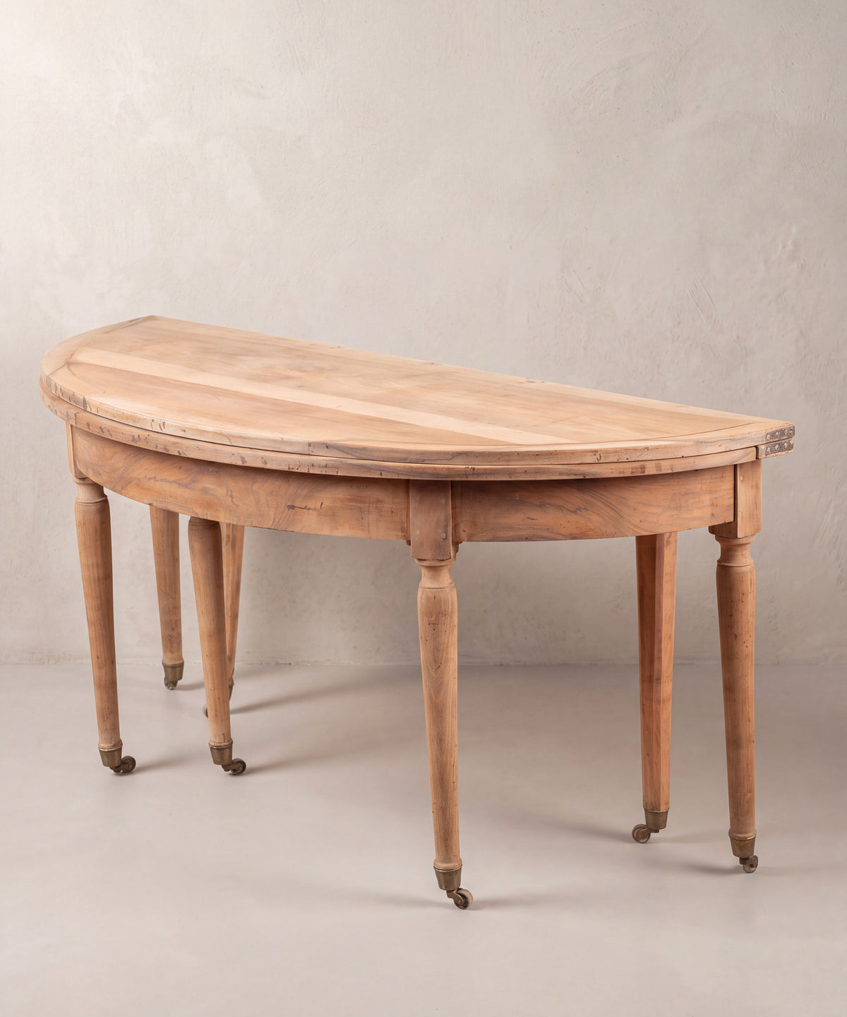 Media luna de mesa extensible antigua de nogal vista diagonal patas torneadas — Antique Arte y Decoración