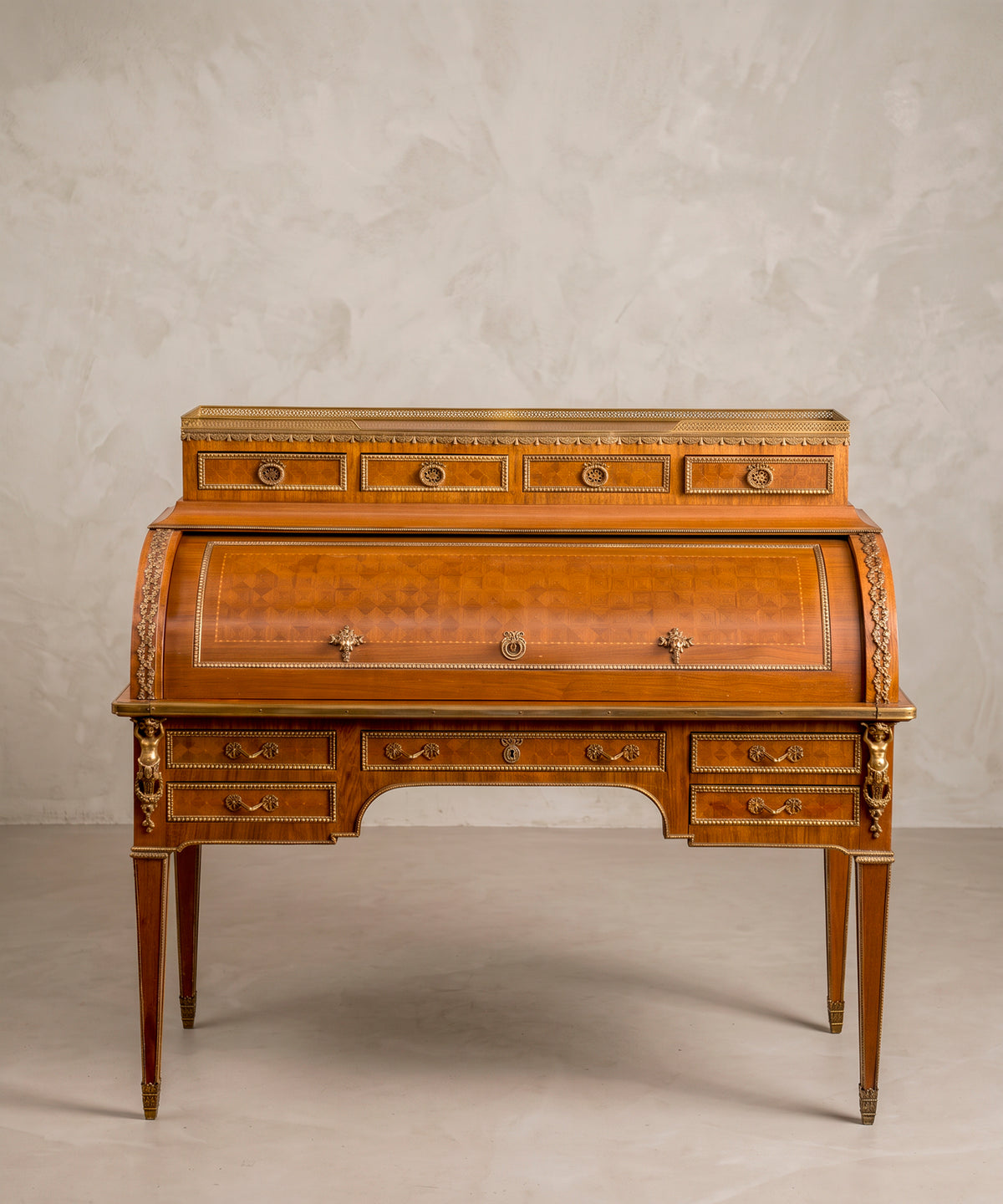 Escritorio de cilindro estilo Luis XVI con marquetería vista frontal cerrado — Antique Arte y Decoración