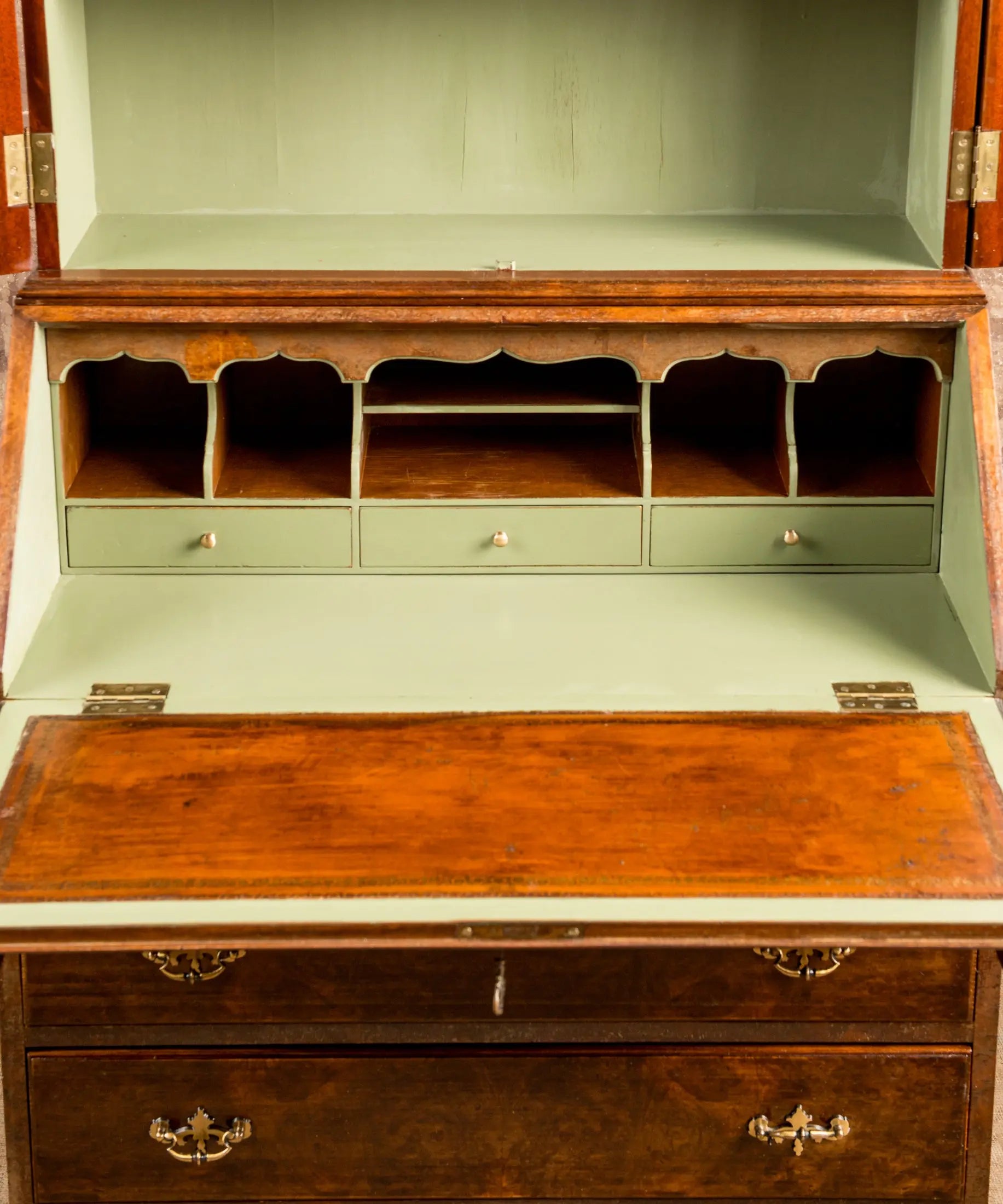 Mueble vitrina con escritorio secretaire de estilo Inglés en madera de caoba