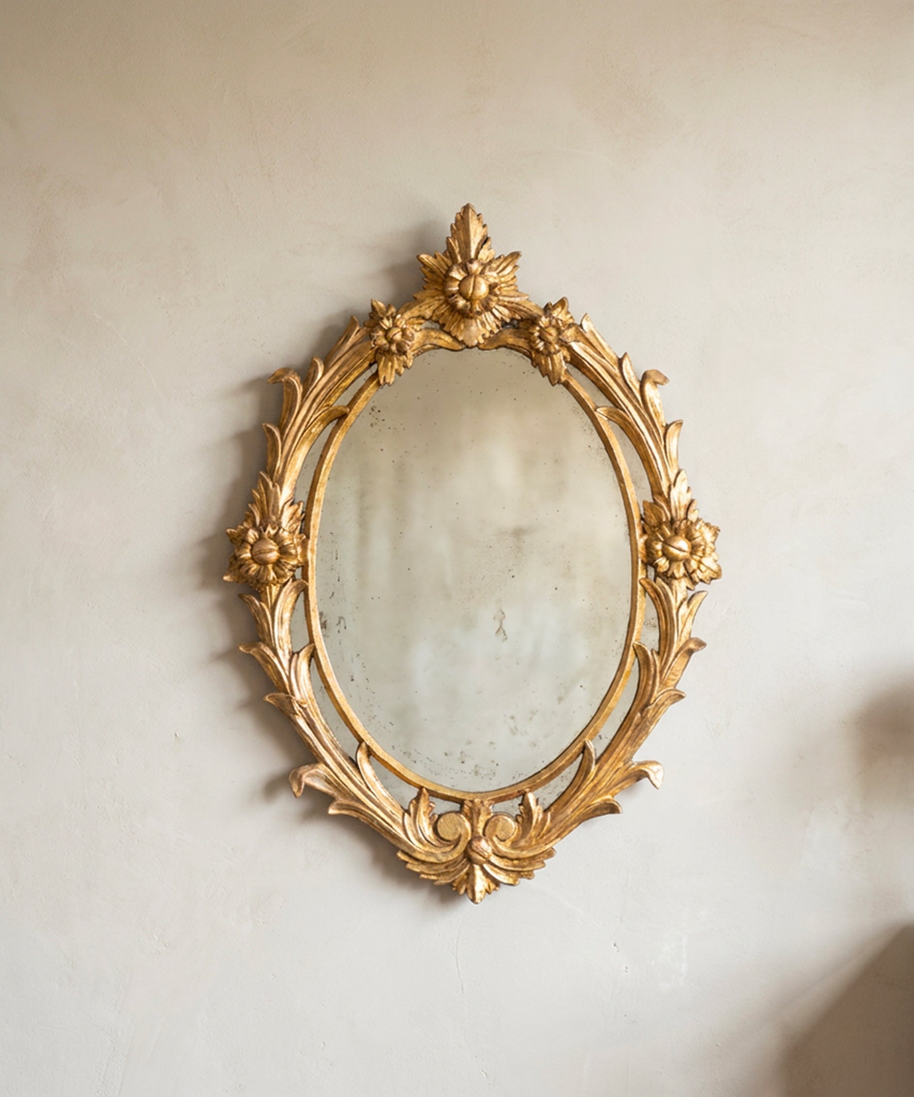 Espejo antiguo ovalado dorado al pan de oro con talla calada de acanto, vista frontal — Antique Arte y Decoración
