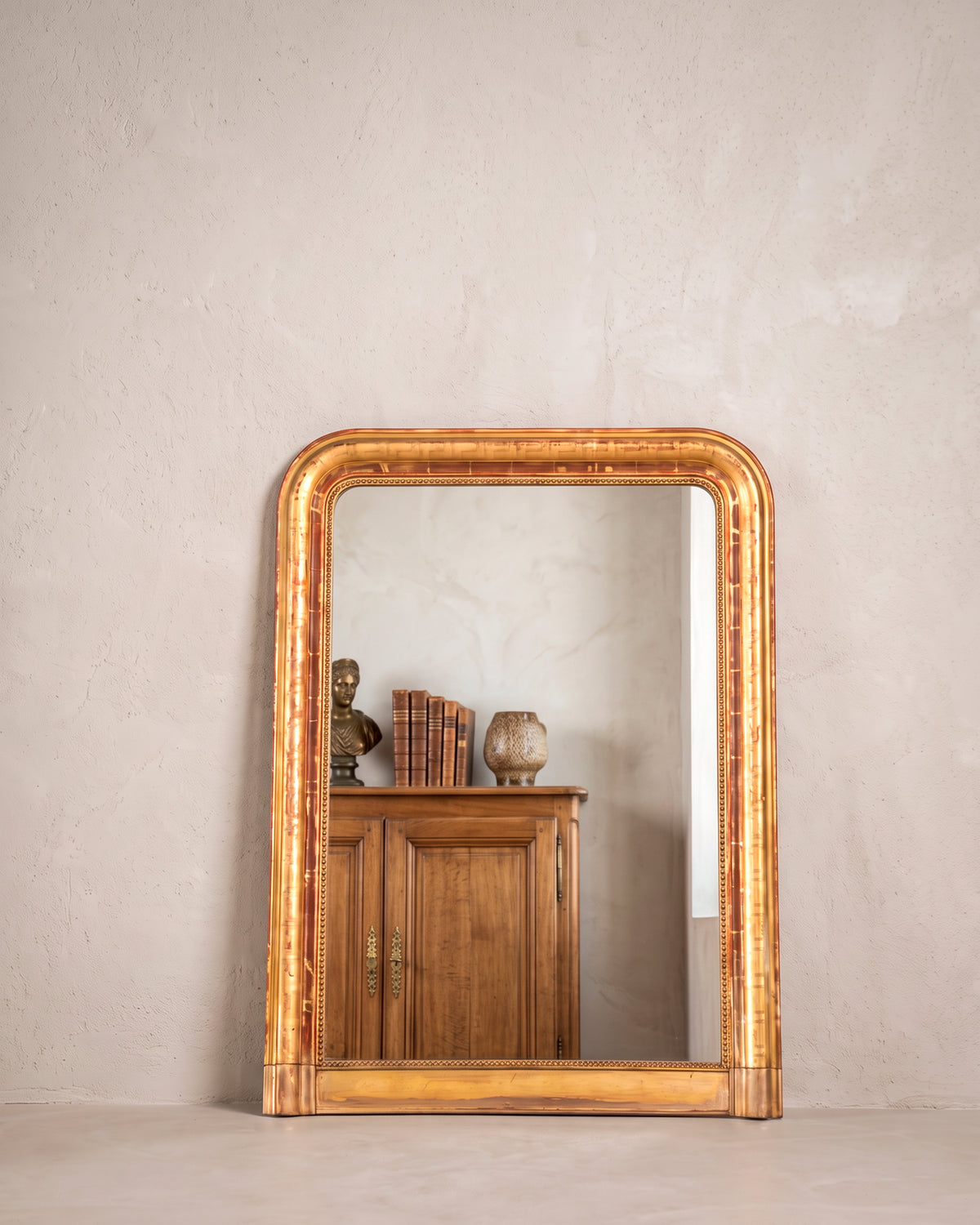 Espejo antiguo dorado al pan de oro estilo Luis Felipe vista frontal — Antique Arte y Decoración