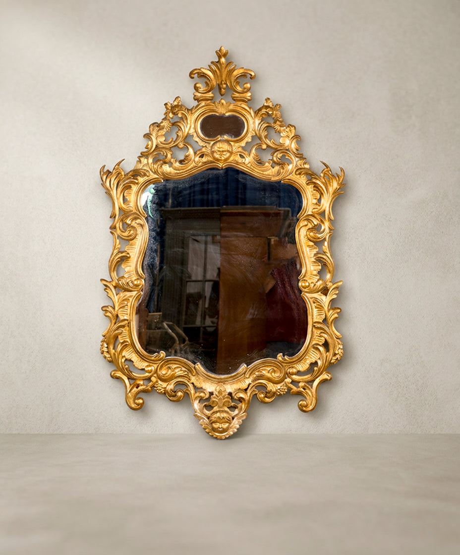Espejo antiguo dorado con talla rococó, vista frontal — Antique Arte y Decoración