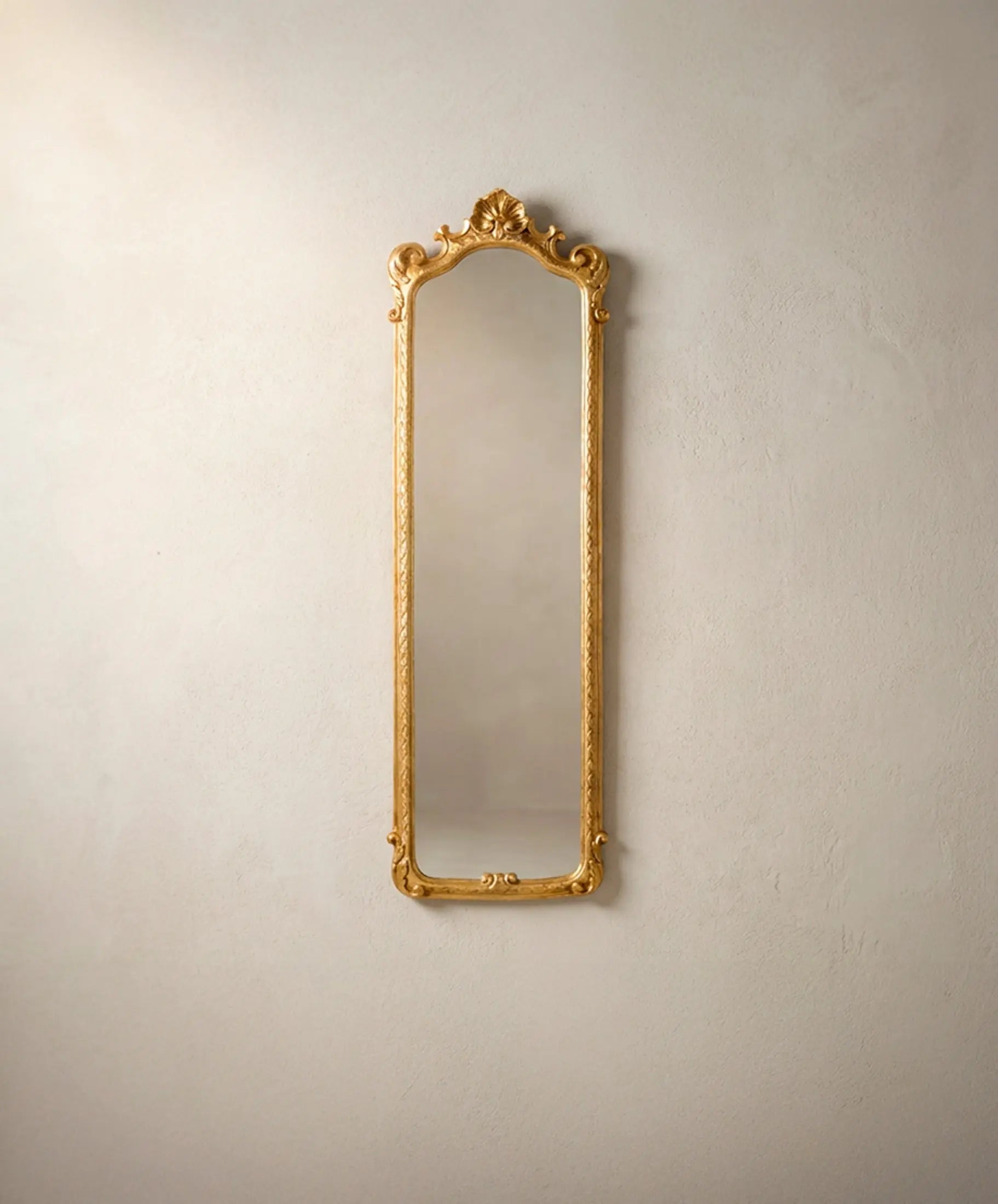 Espejo antiguo dorado al pan de oro estrecho estilo Luis XV vista frontal — Antique Arte y Decoración