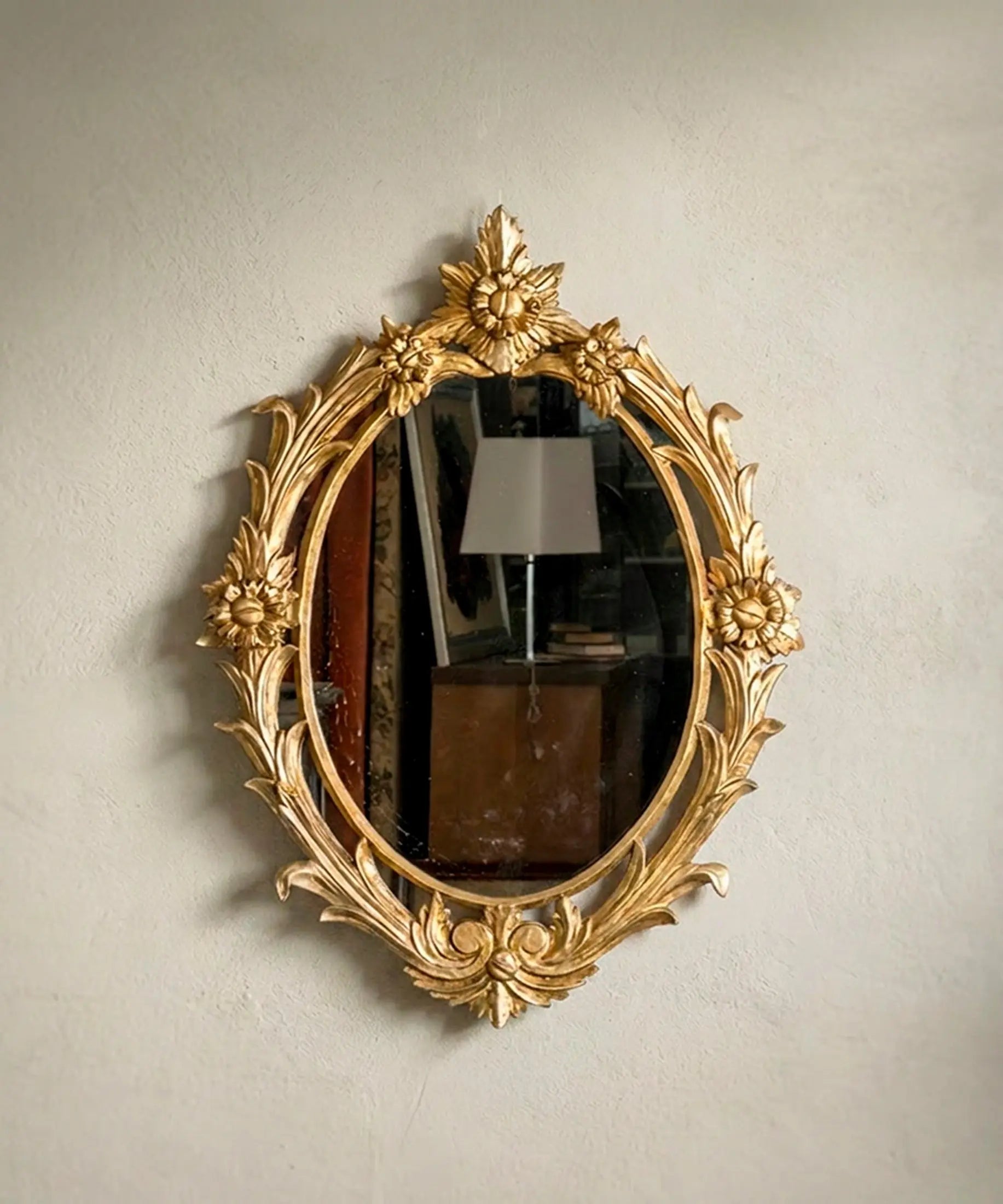 Espejo ovalado antiguo dorado al pan de oro vista frontal talla floral — Antique Arte y Decoración