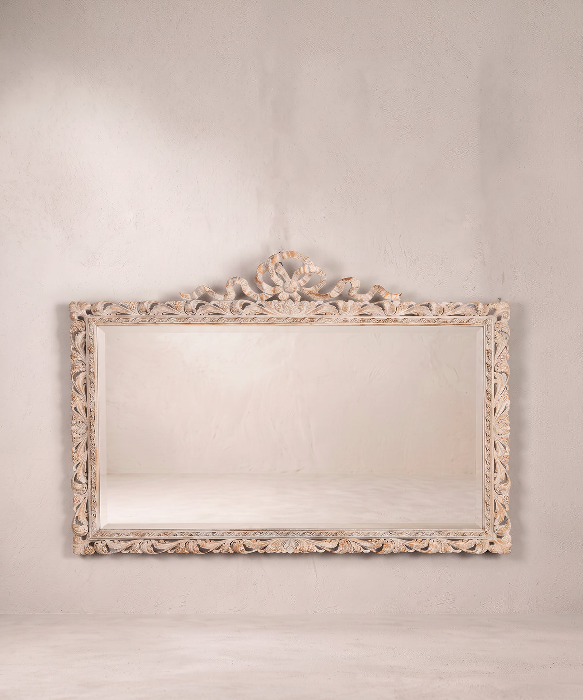 Espejo vintage gris sobre oro con copete de lazo vista frontal — Antique Arte y Decoración