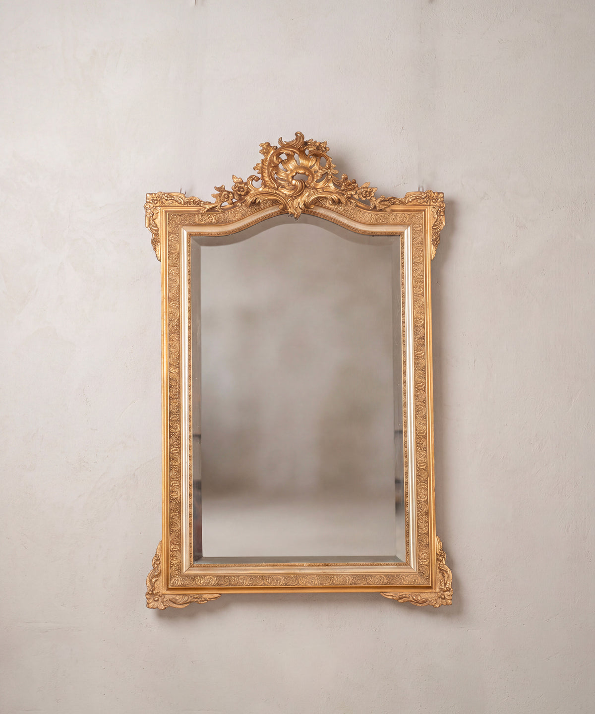 Espejo antiguo dorado al pan de oro estilo Luis XV siglo XIX vista frontal — Antique Arte y Decoración