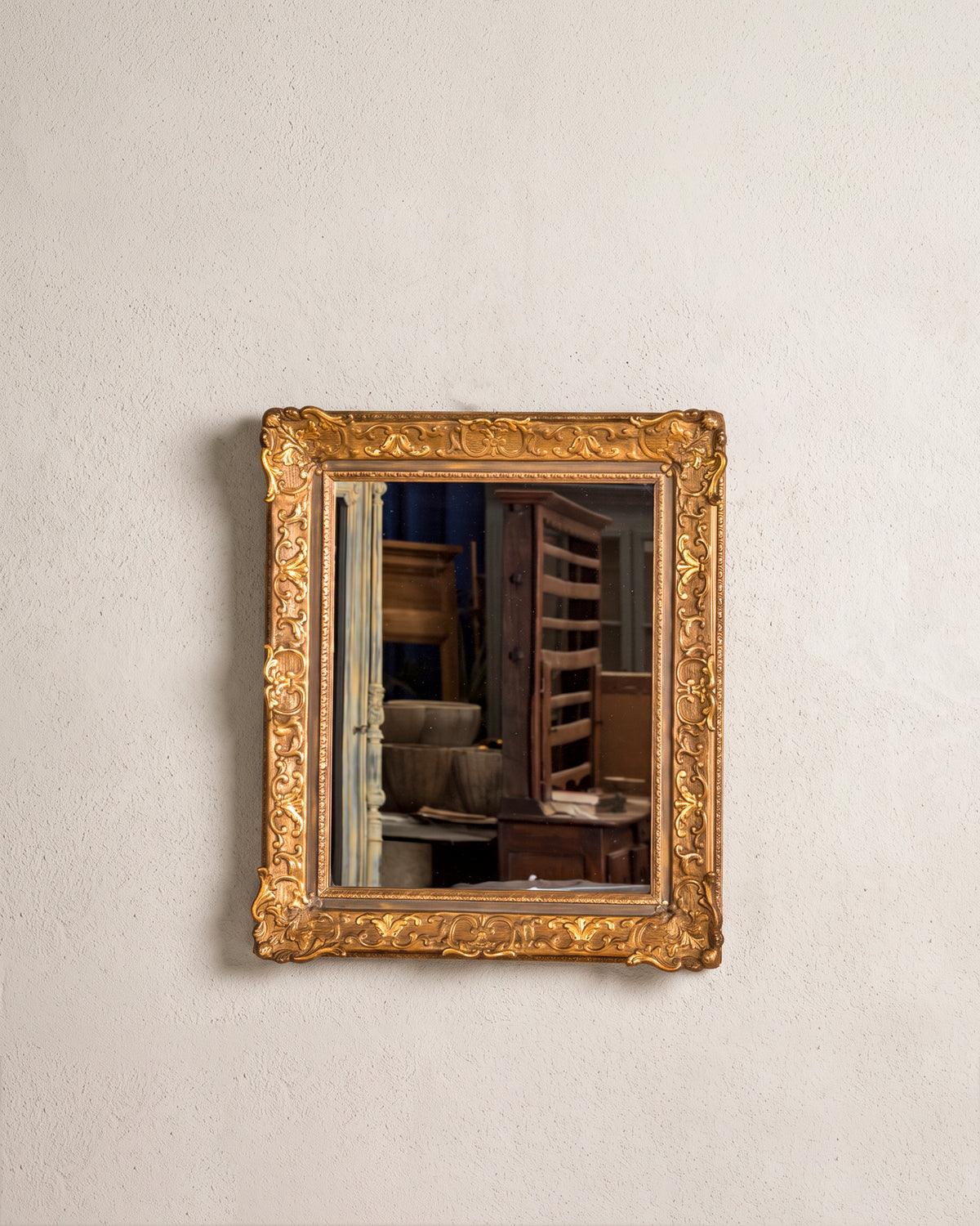 Espejo vintage de estuco dorado estilo Luis XV vista frontal, 65 × 76 cm — Antique Arte y Decoración