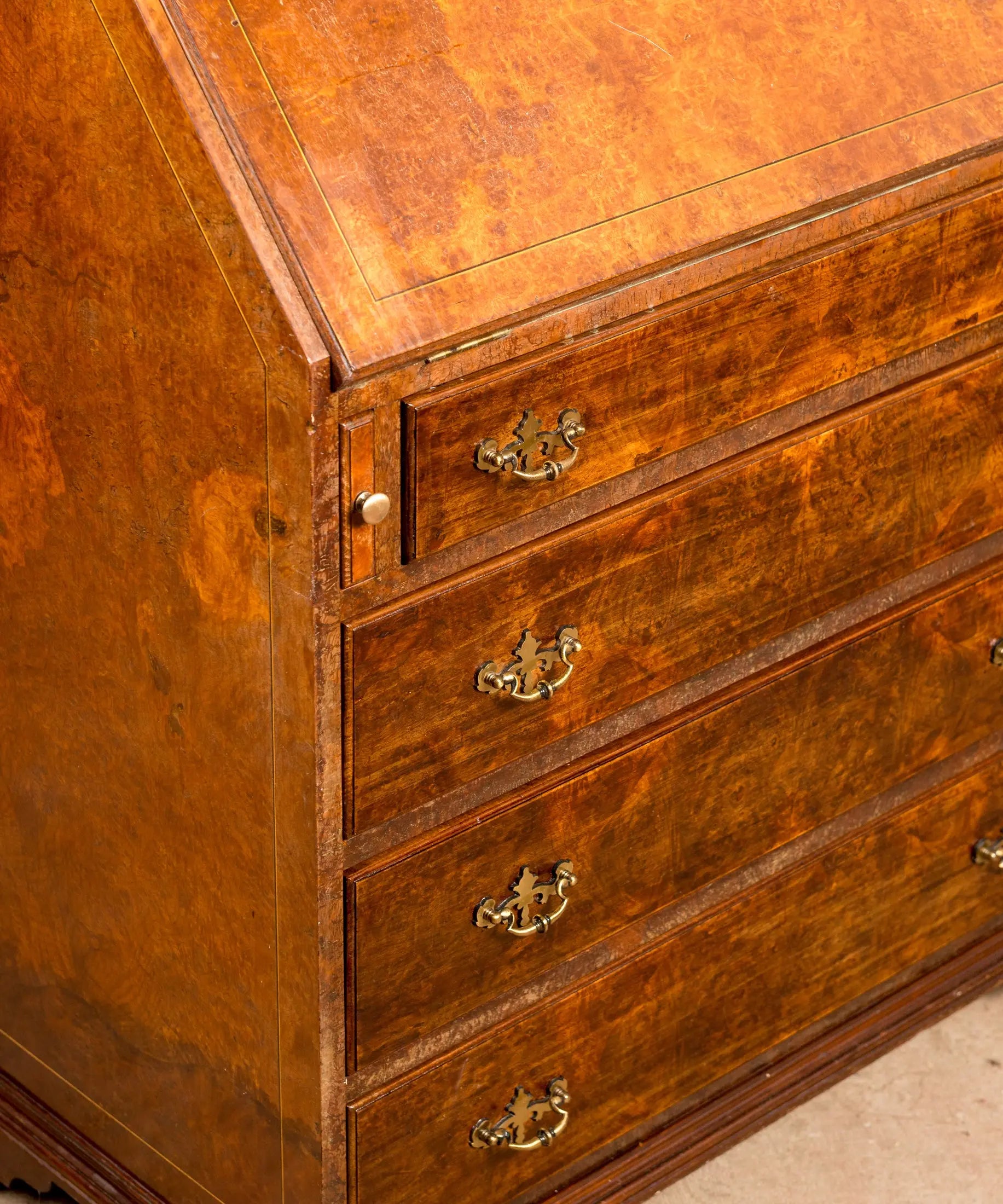 Mueble vitrina con escritorio secretaire de estilo Inglés en madera de caoba