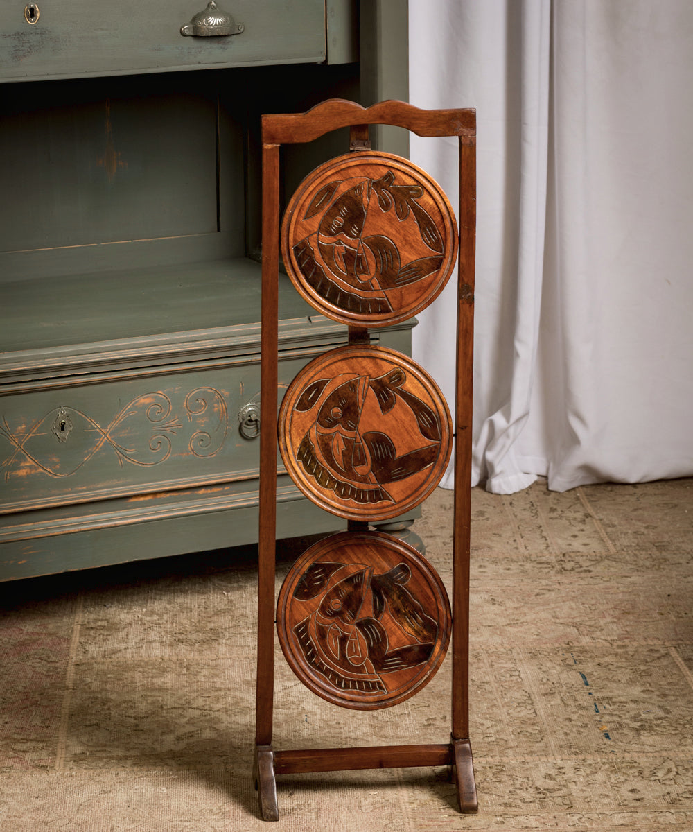 Folding wooden shelf