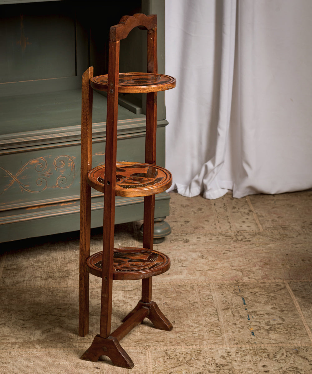 Folding wooden shelf