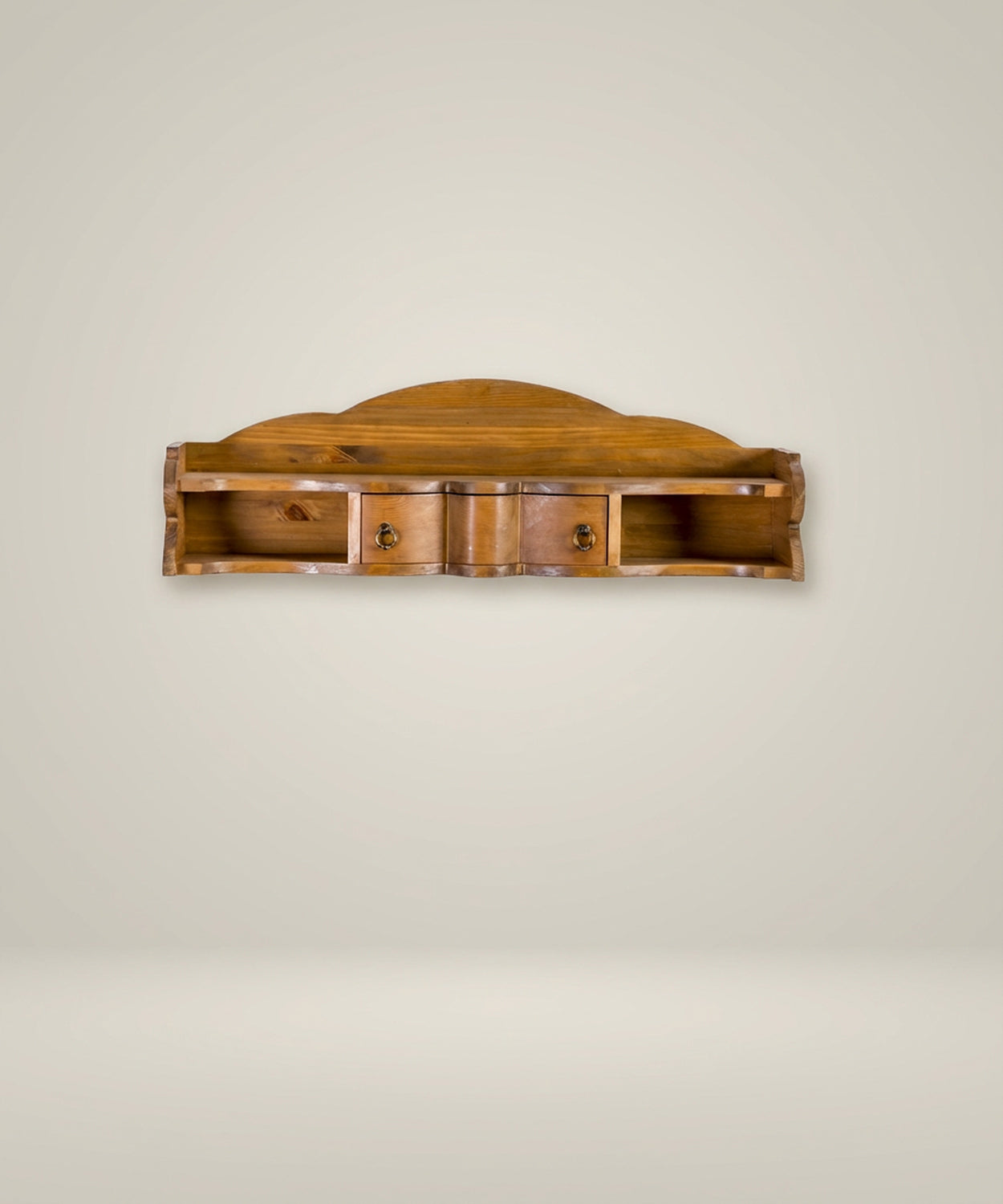 Vista frontal de la estantería de madera vacía mostrando su simetría y tiradores metálicos