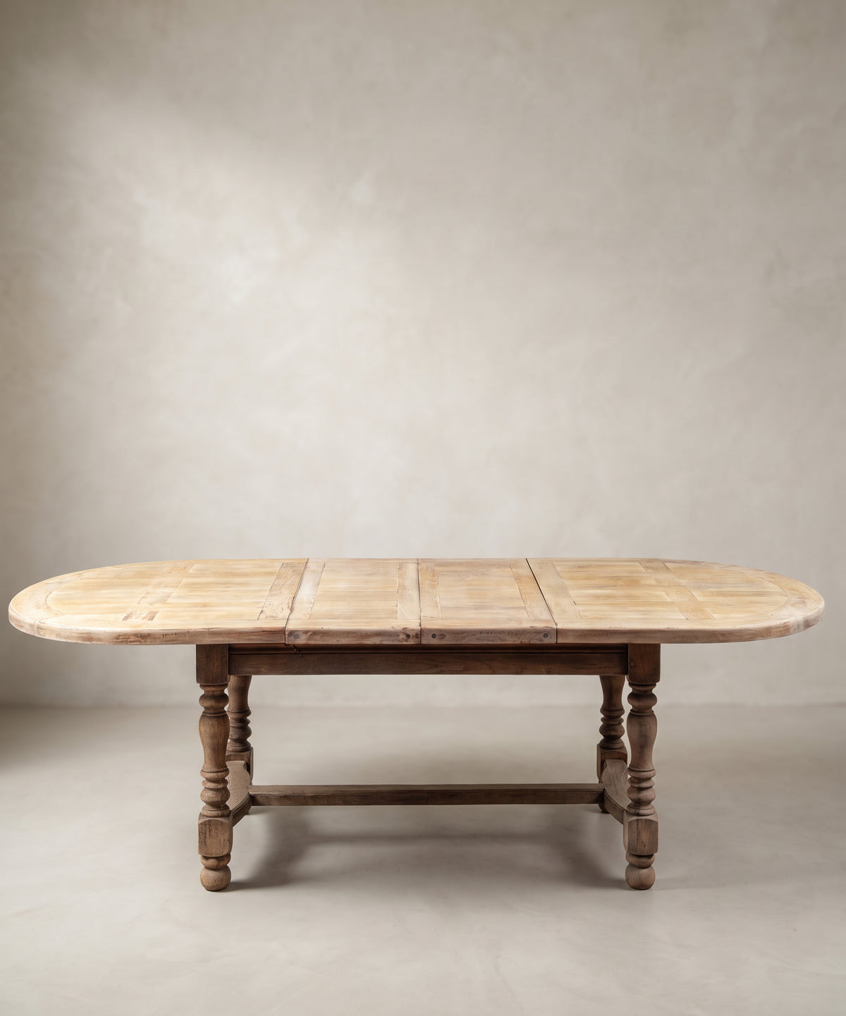 Mesa de comedor extensible ovalada de roble lavado con las dos hojas abiertas, vista frontal — Antique Arte y Decoración