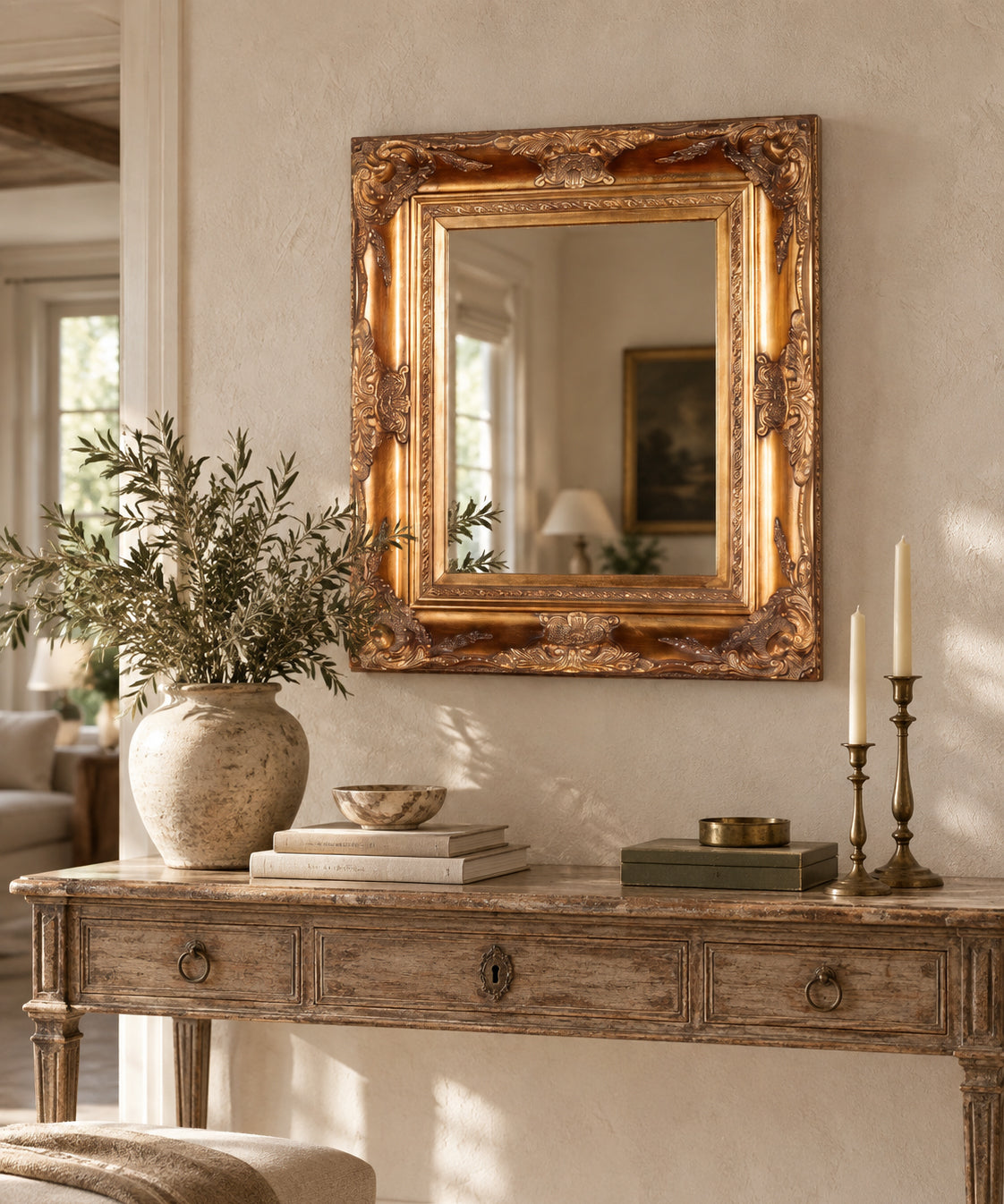 Espejo vintage barroco dorado sobre consola en salón de tonos cálidos — Antique Arte y Decoración