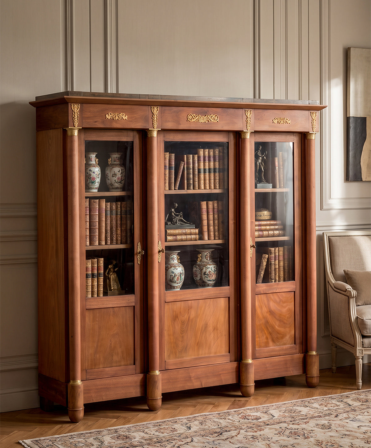 Vitrina antigua de caoba estilo Imperio en salón con libros y porcelanas — Antique Arte y Decoración