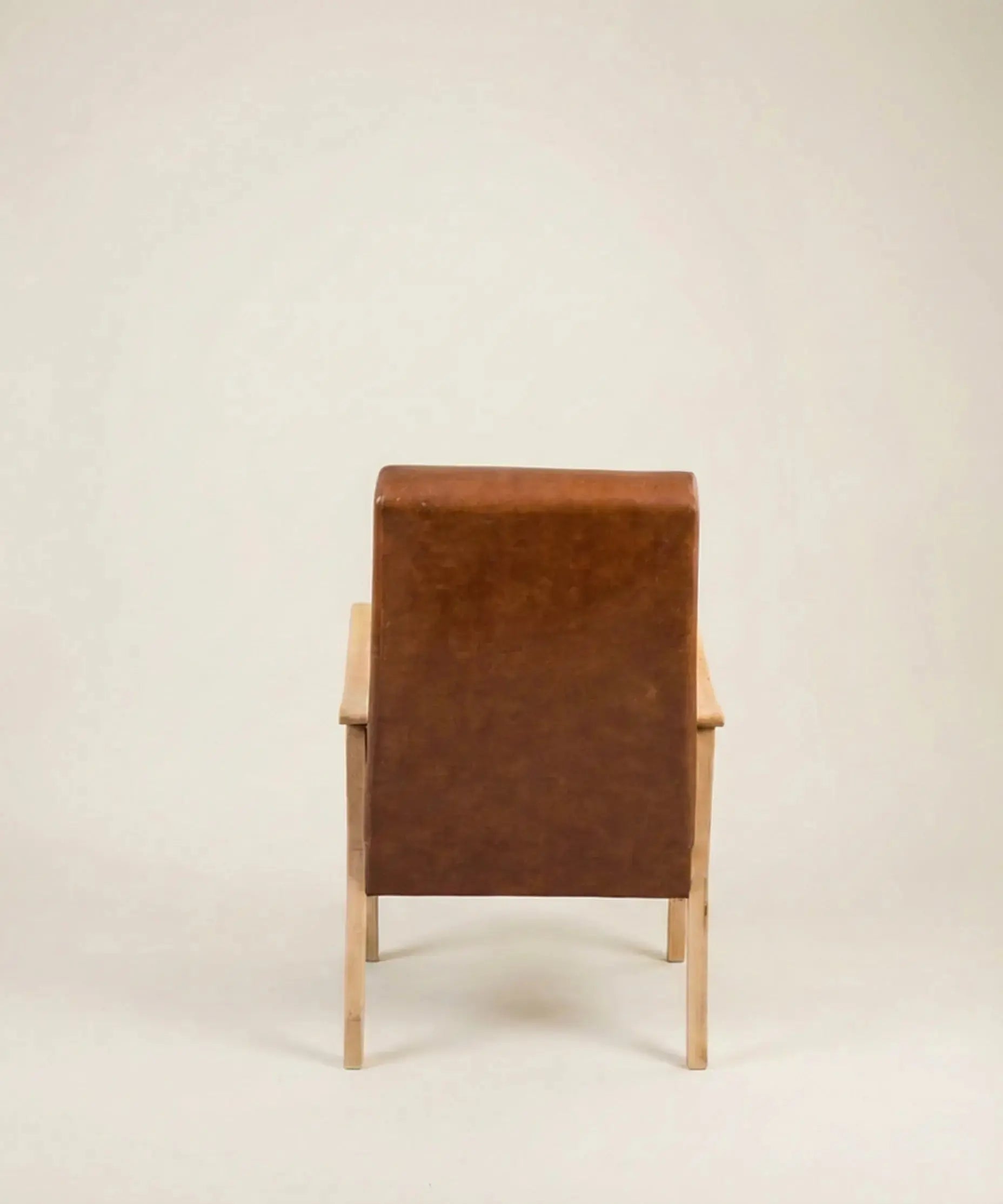 Pareja de sillones vintage estilo Mid-Century en madera clara y símil piel Coñac Antique arte y decoracion