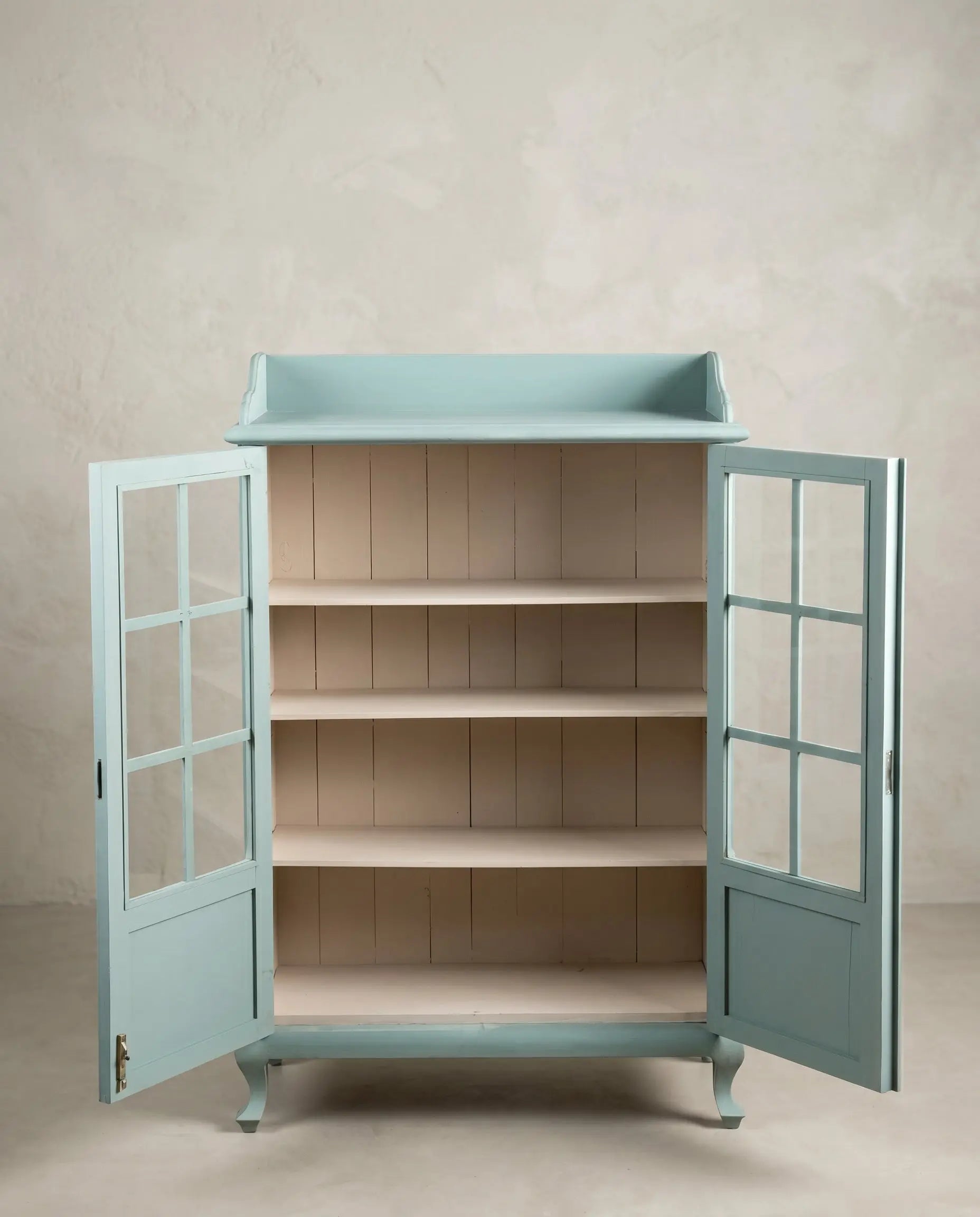 Vitrina azul cielo con las dos puertas abiertas y tres baldas interiores — Antique Arte y Decoración