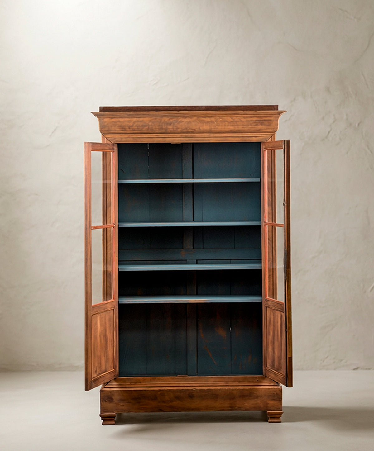 Vitrina Antigua de Caoba Flameada | Estilo Luis Felipe con Interior Azul