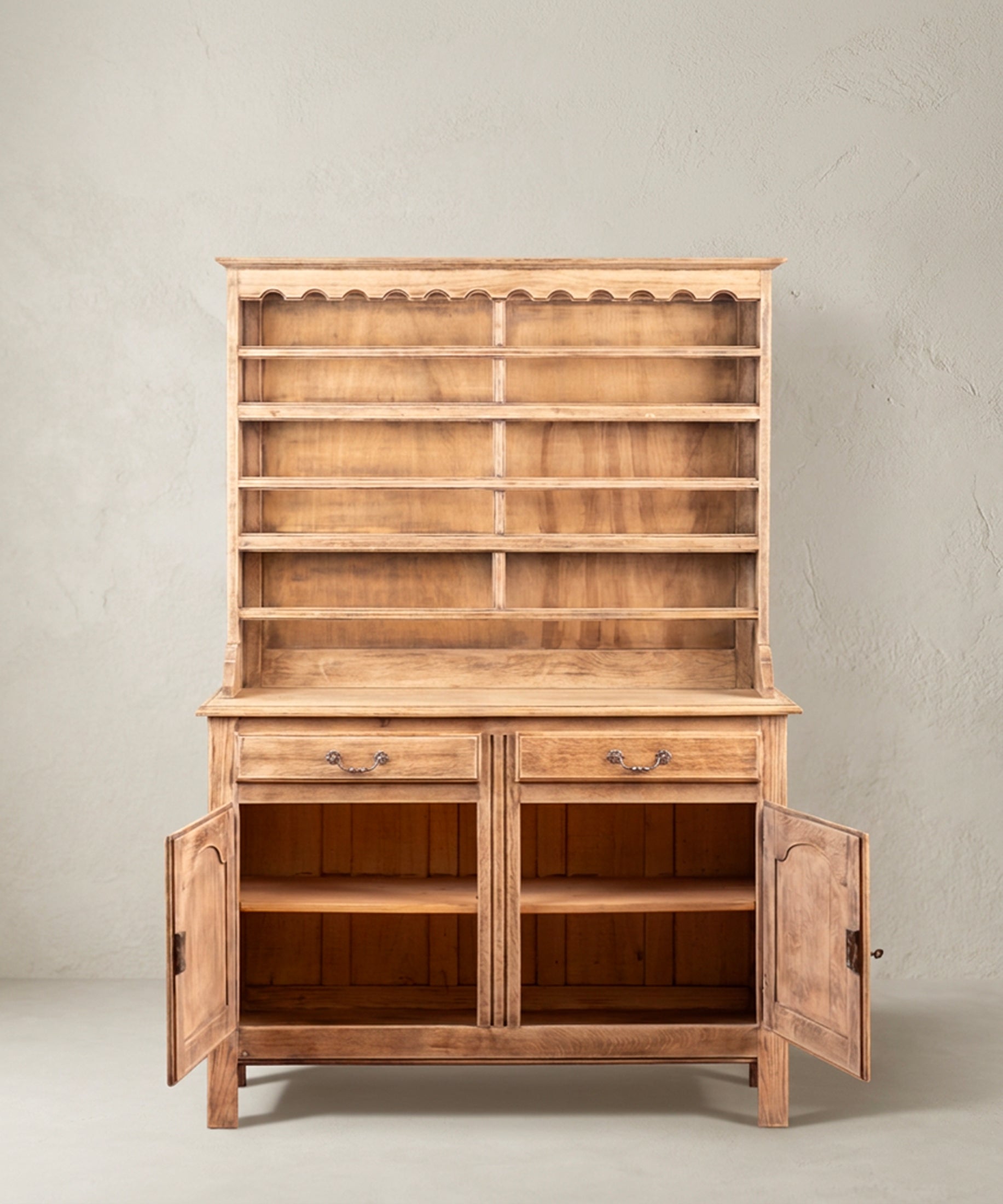 Aparador platero vintage con puertas abiertas y balda interior — Antique Arte y Decoración