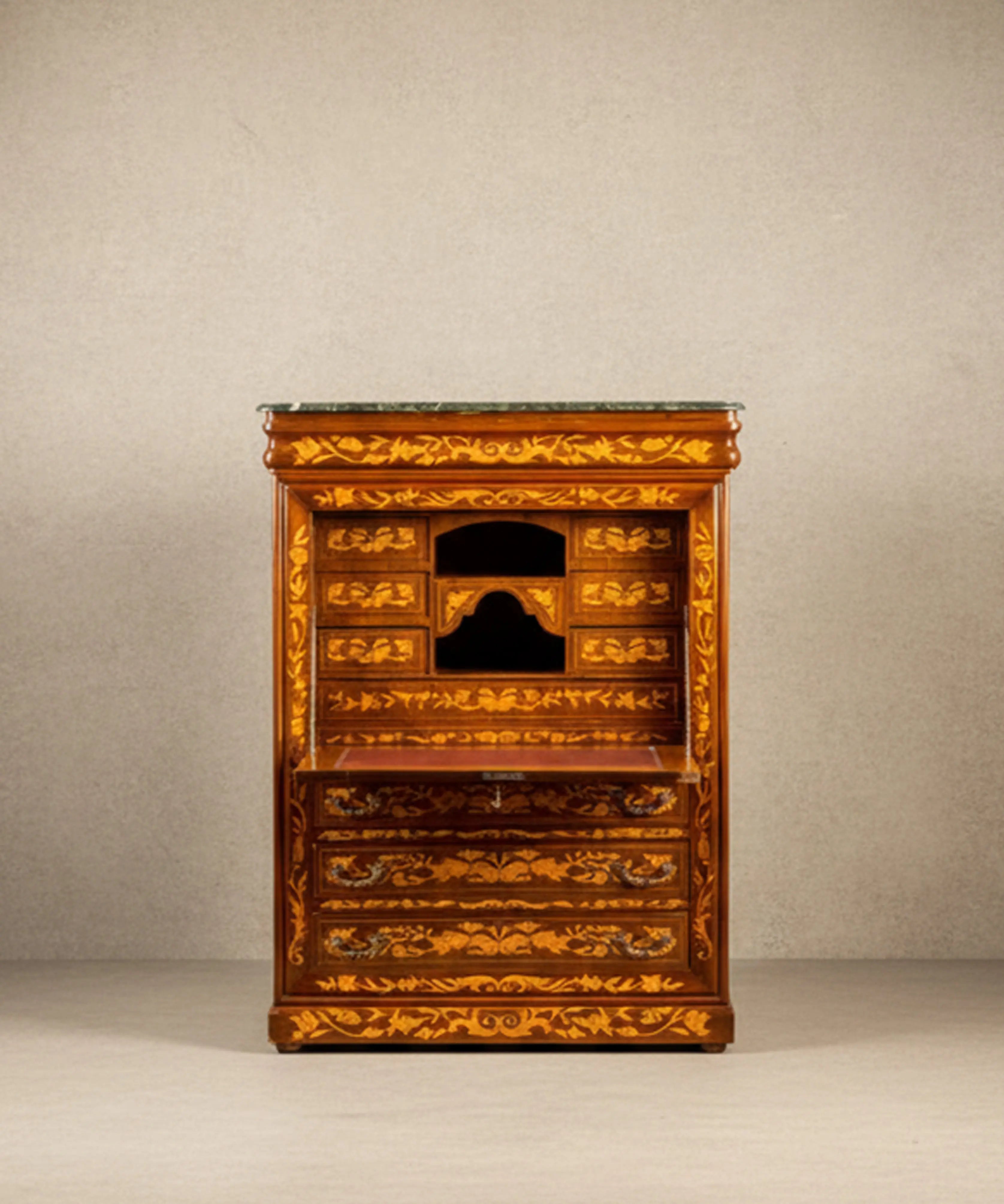 Espectacular detalle lateral de marquetería floral en madera clara sobre fondo oscuro en mueble vintage.