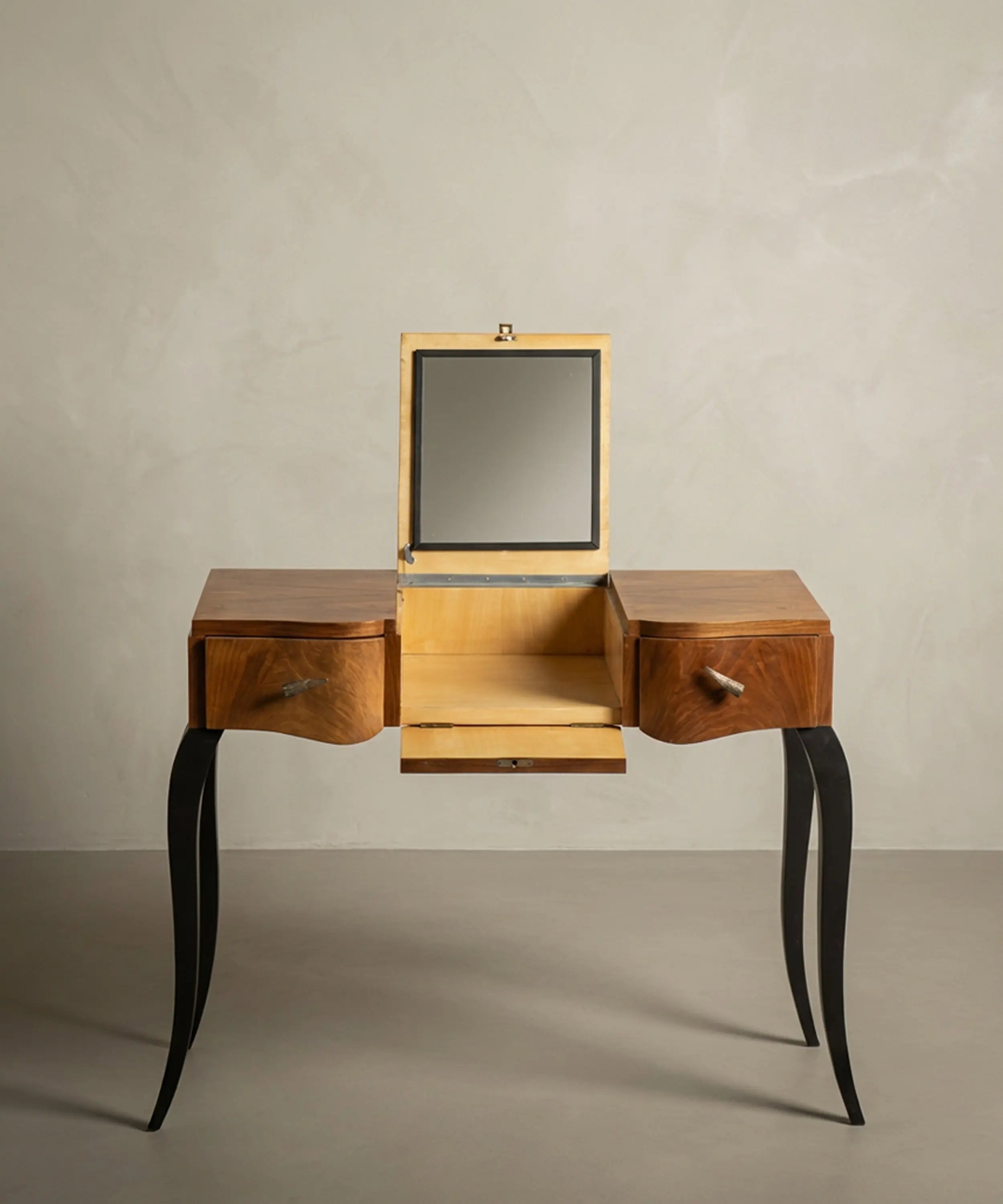 Tocador de nogal en posición de uso con espejo vertical y superficie de trabajo despejada.