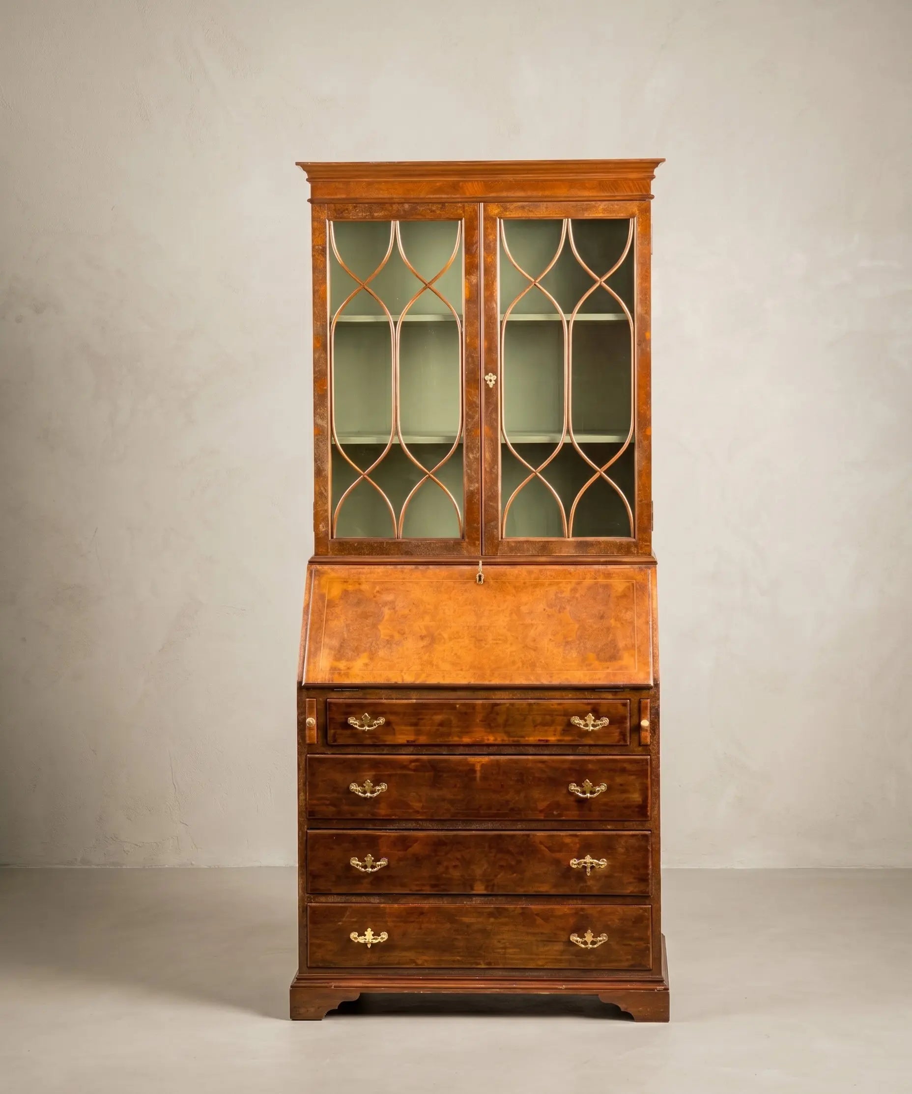 Mueble vitrina con escritorio secretaire de estilo Inglés en madera de caoba