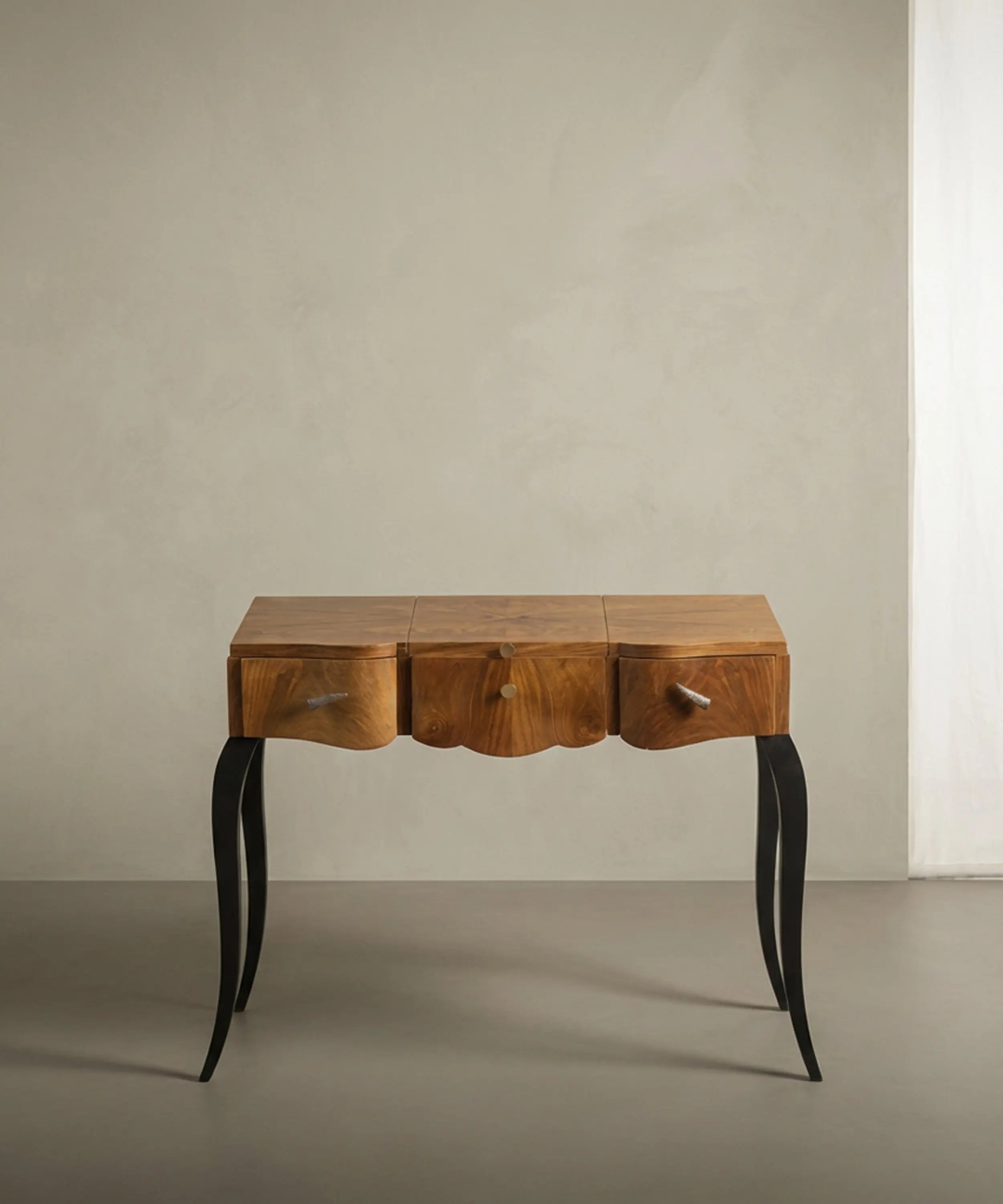 Tocador de nogal en posición de uso con espejo vertical y superficie de trabajo despejada.