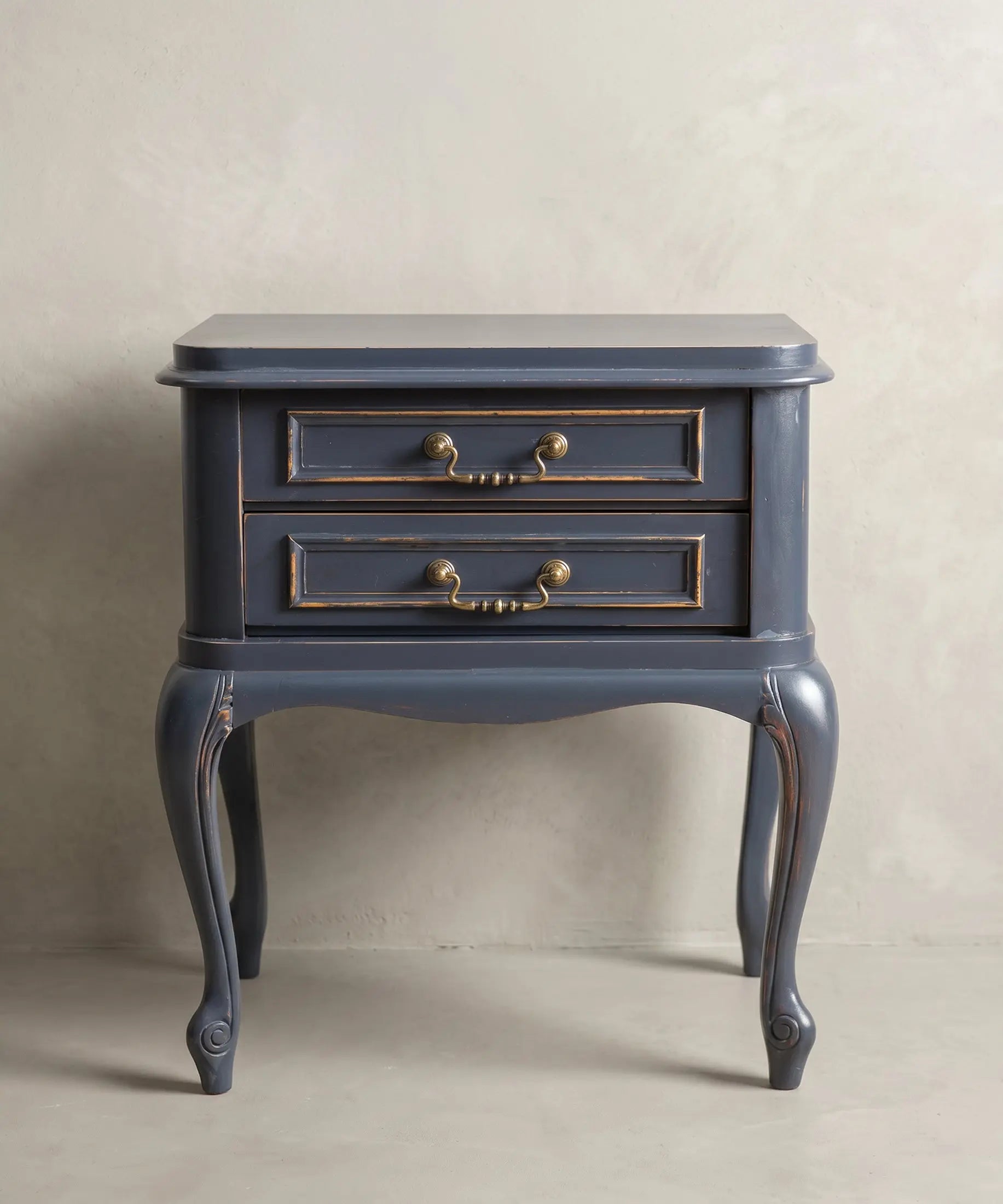 Mesita de noche vintage azul decapé estilo Luis XV vista frontal individual — Antique Arte y Decoración