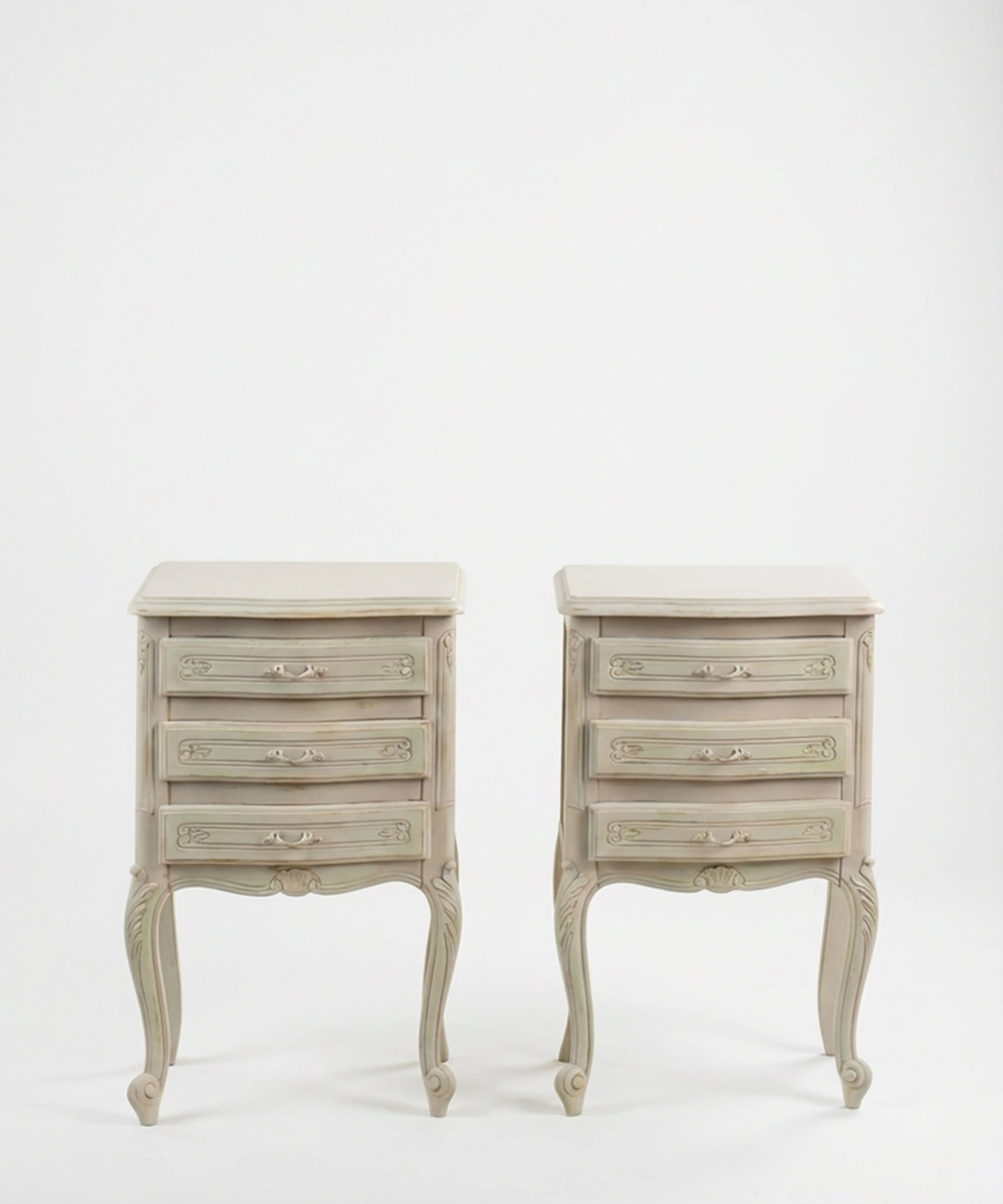 Pareja de mesitas de noche de estilo provenzal en gris envejecido