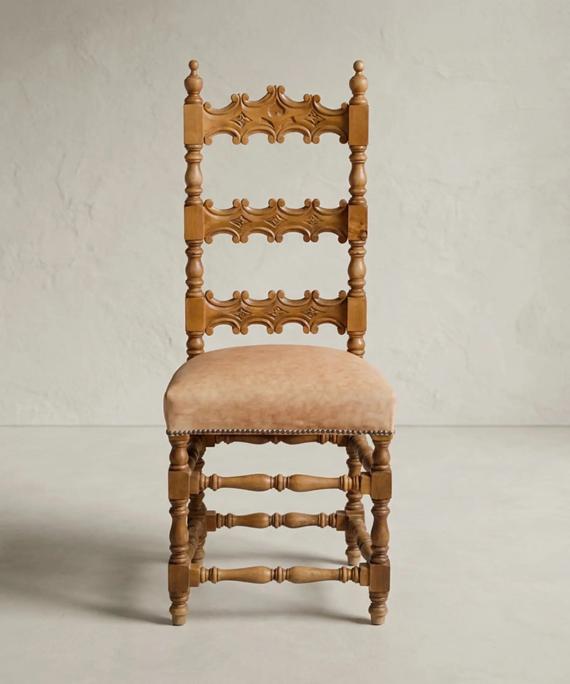 Silla castellana antigua madera torneada tapizado símil piel vista frontal — Antique Arte y Decoración