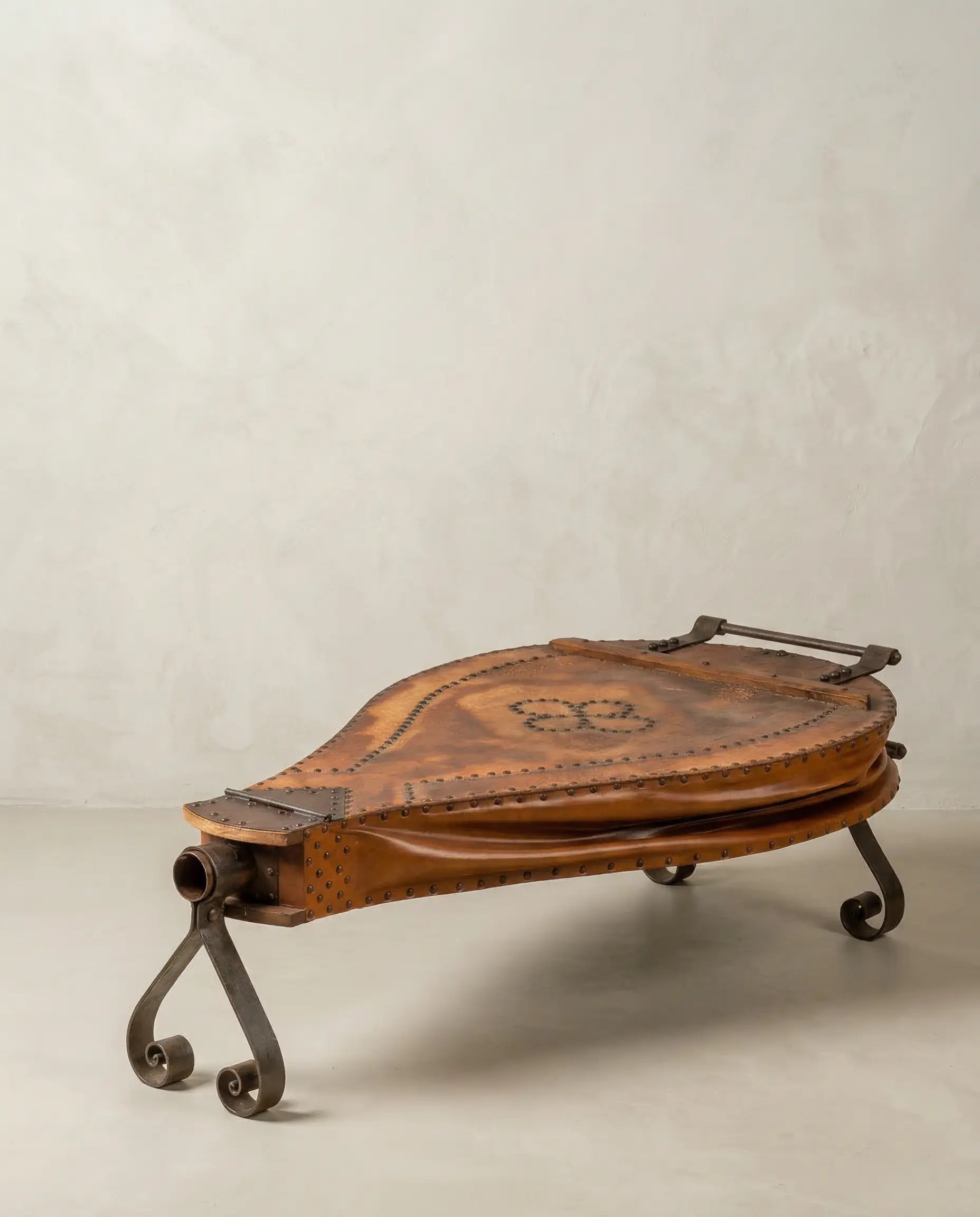 Mesa de centro de fuelle forja en cuero y hierro forjado