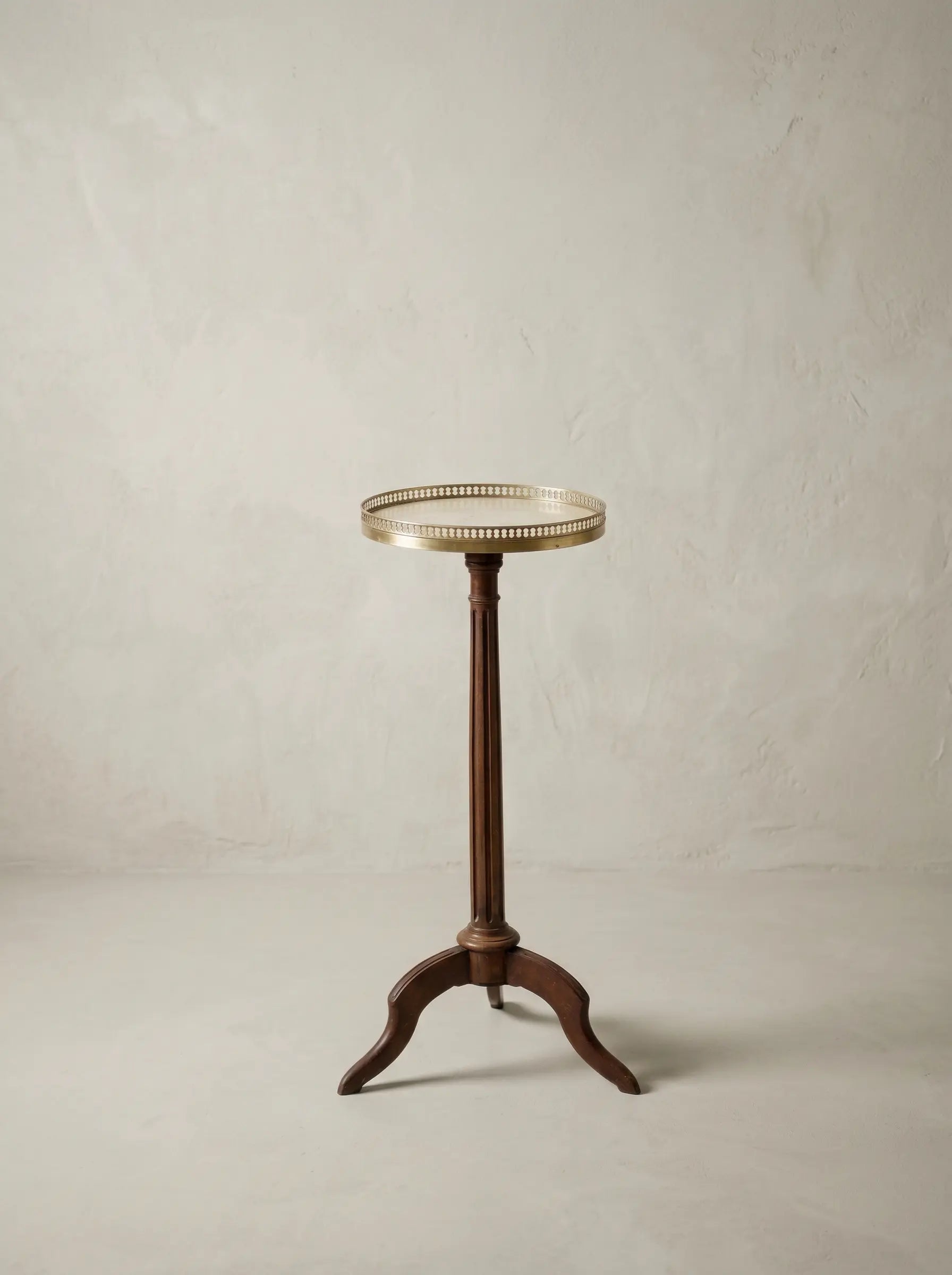 Mesa velador clásica con columna estriada y galería de latón