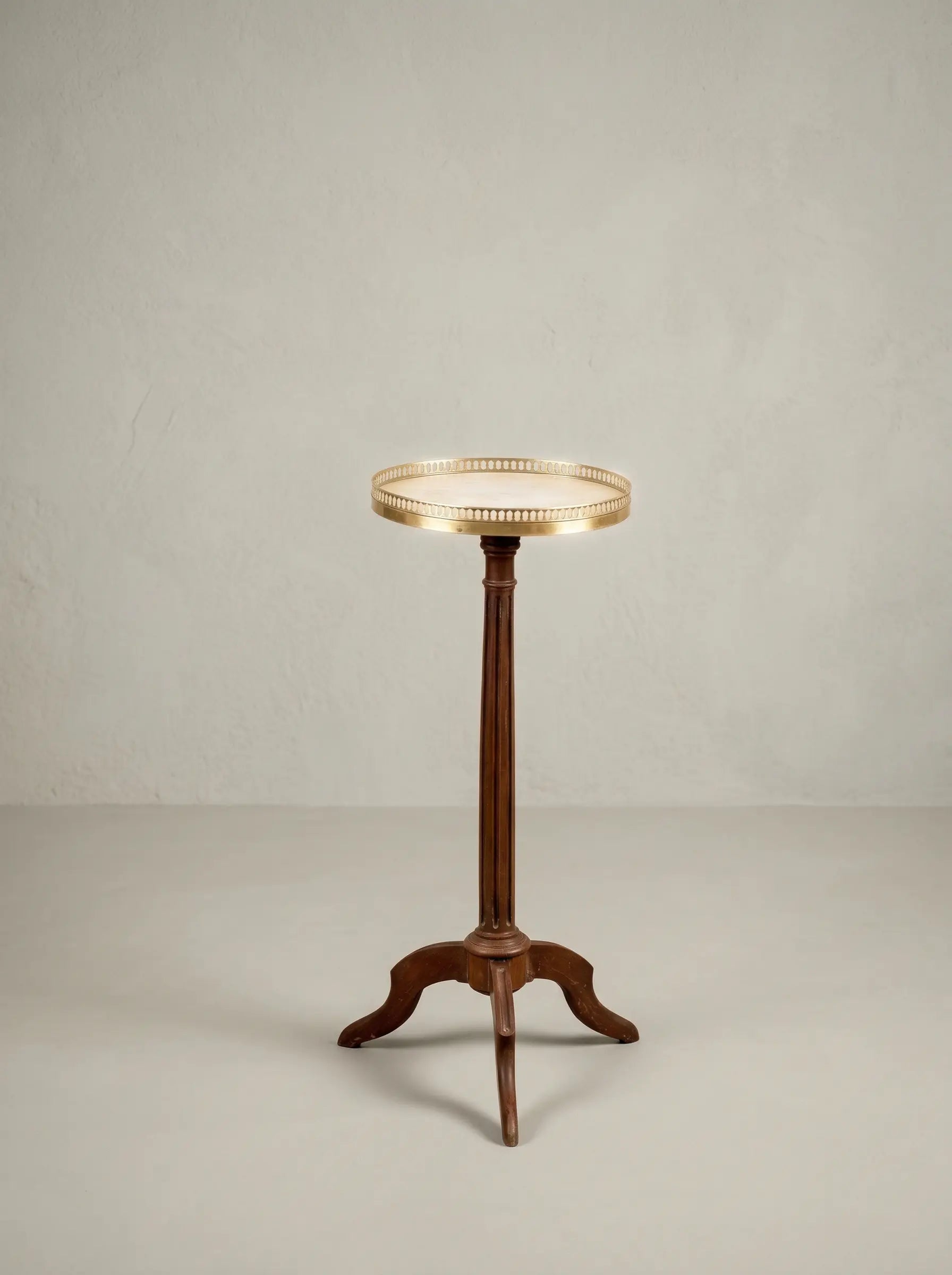 Mesa velador clásica con columna estriada y galería de latón