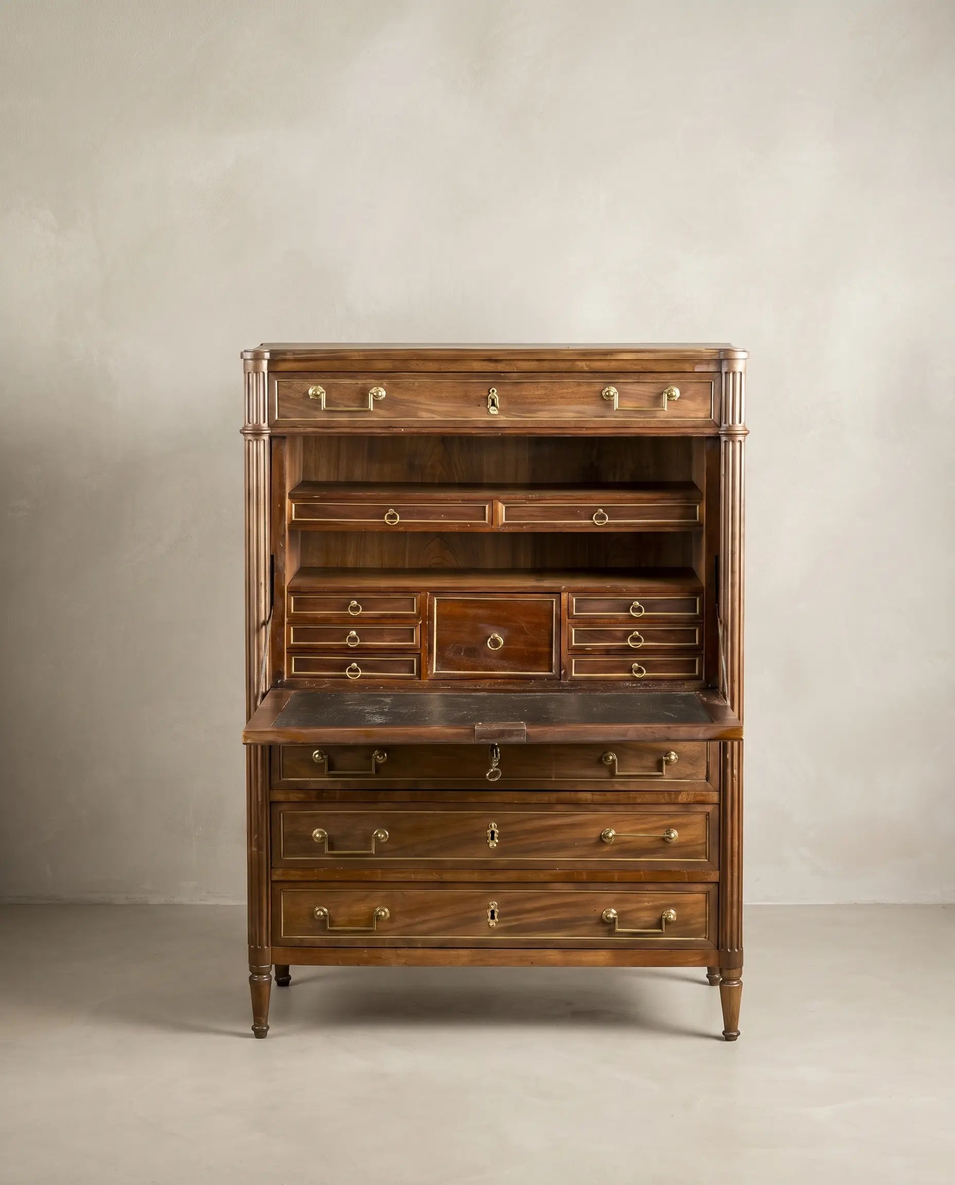 Secreter antiguo de nogal con tapa abatible estilo Luis XVI (Siglo XIX)