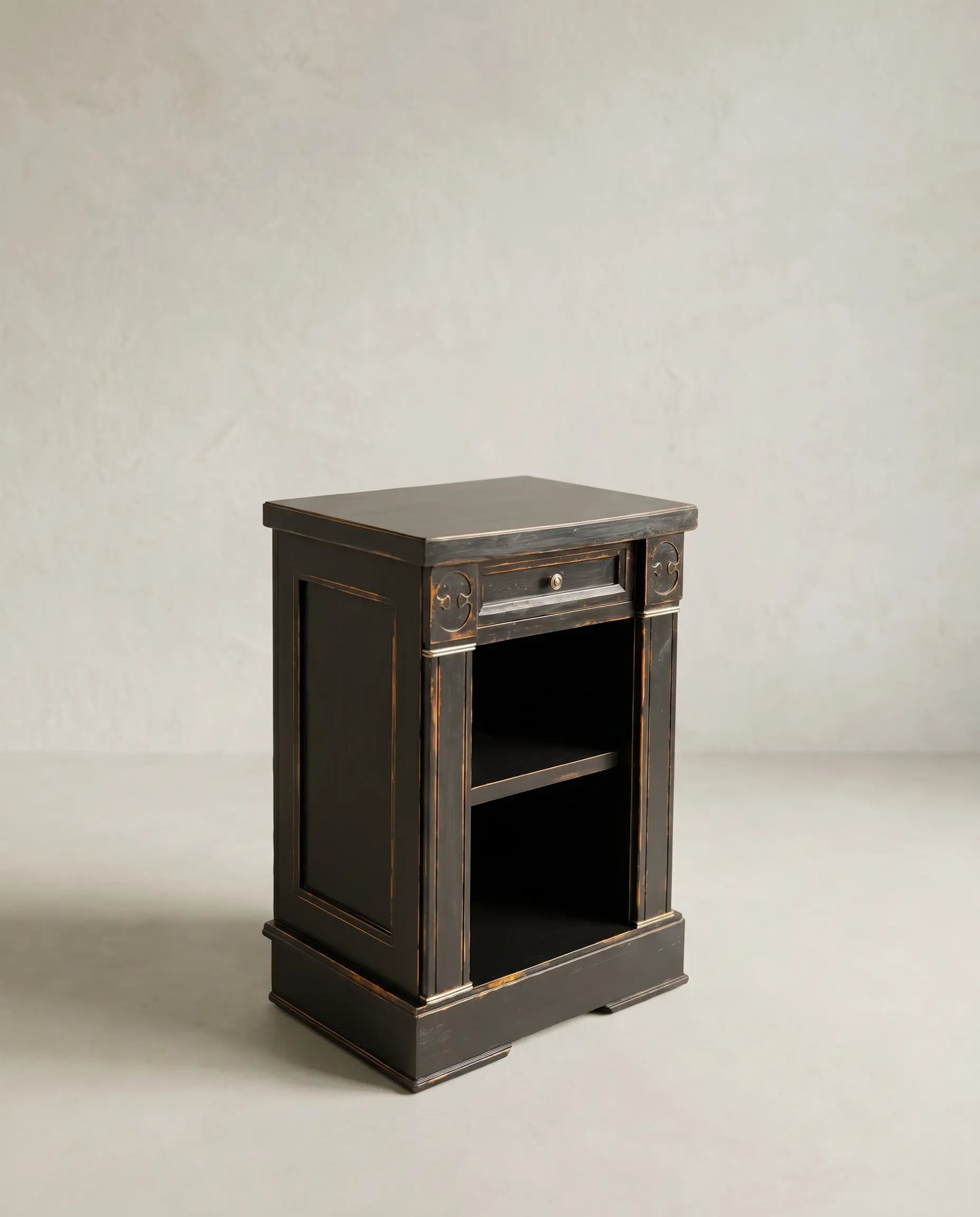 Mesita auxiliar vintage en negro decapé con cajón y estantes abiertos
