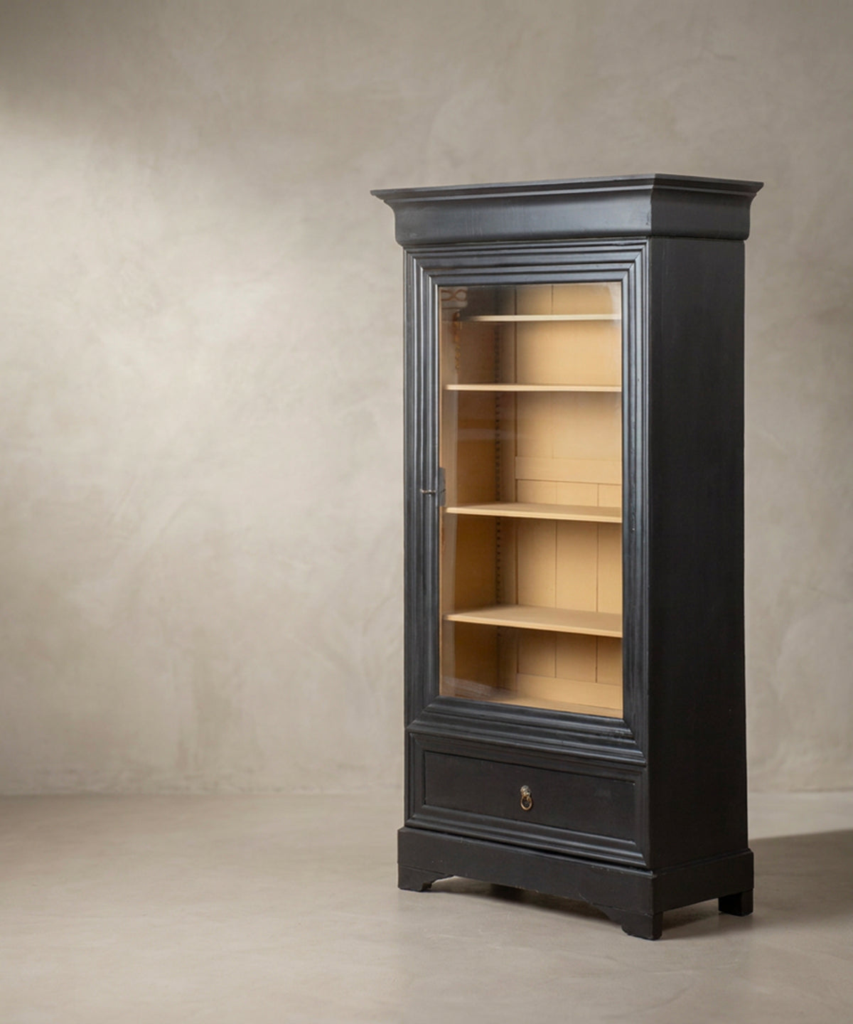 Vitrina Inglesa Antigua en Negro y Crema | Puerta de Cristal
