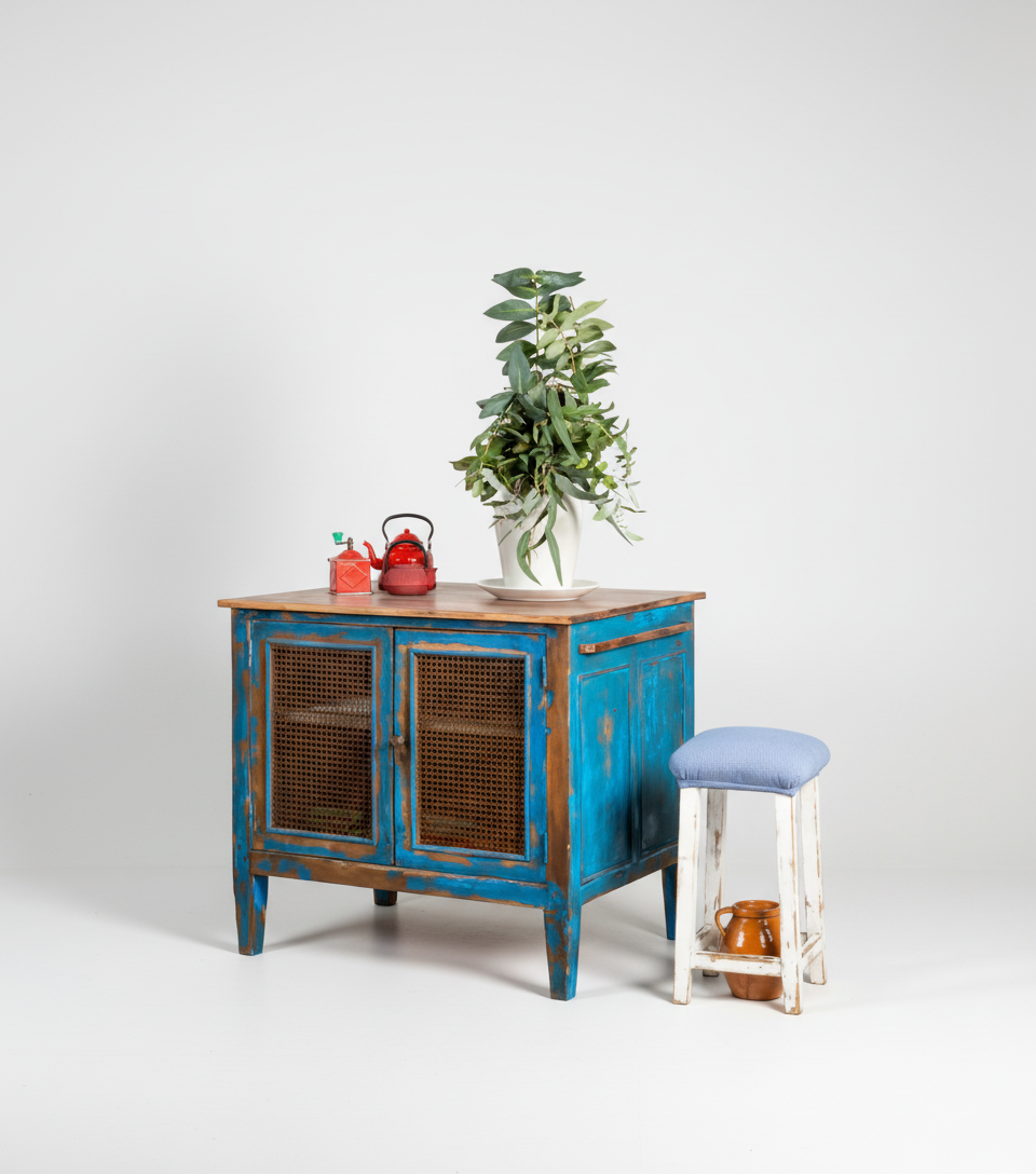 mesa isla industrial de madera con puertas en azul