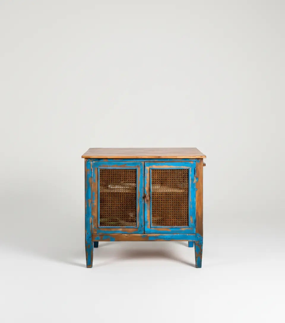 mesa isla industrial de madera con puertas en azul