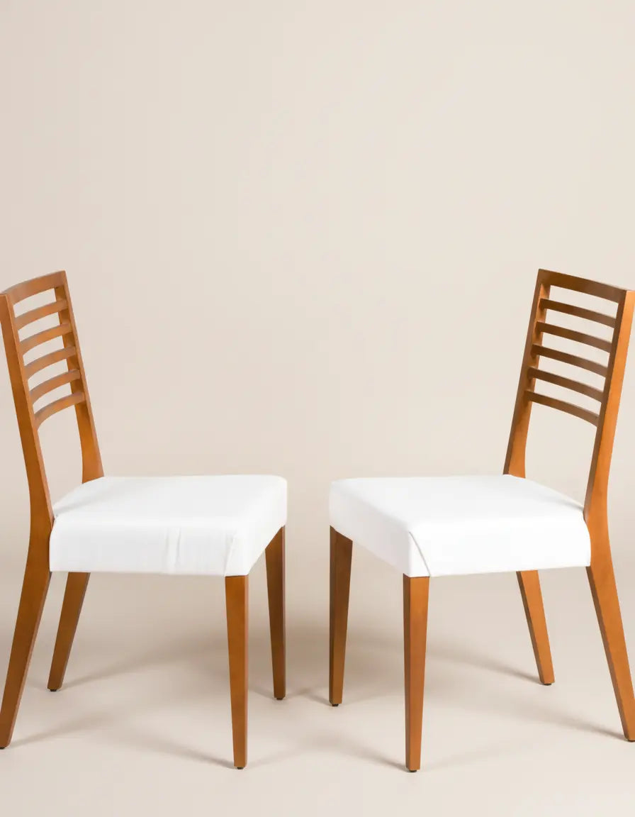 pareja de sillas de madera asiento en blanco lateral