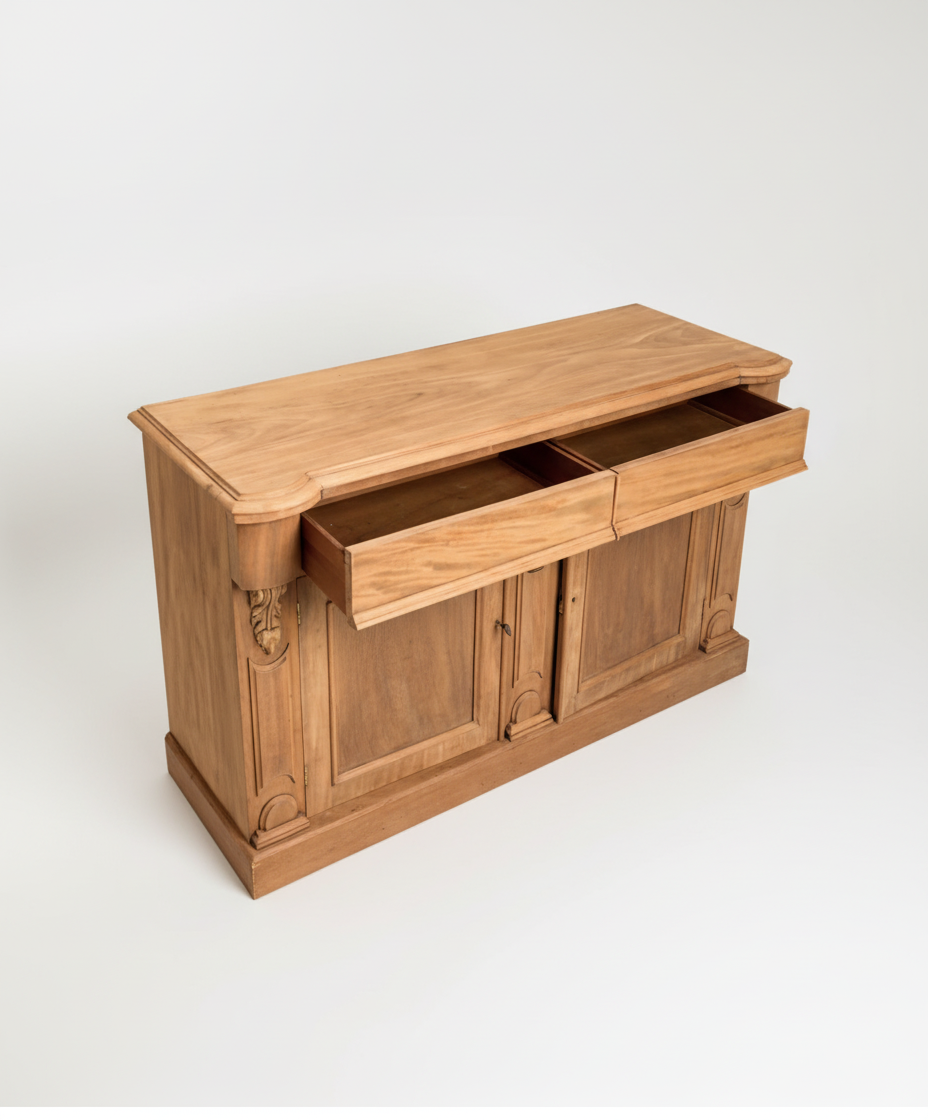 Aparador de estilo neoclásico