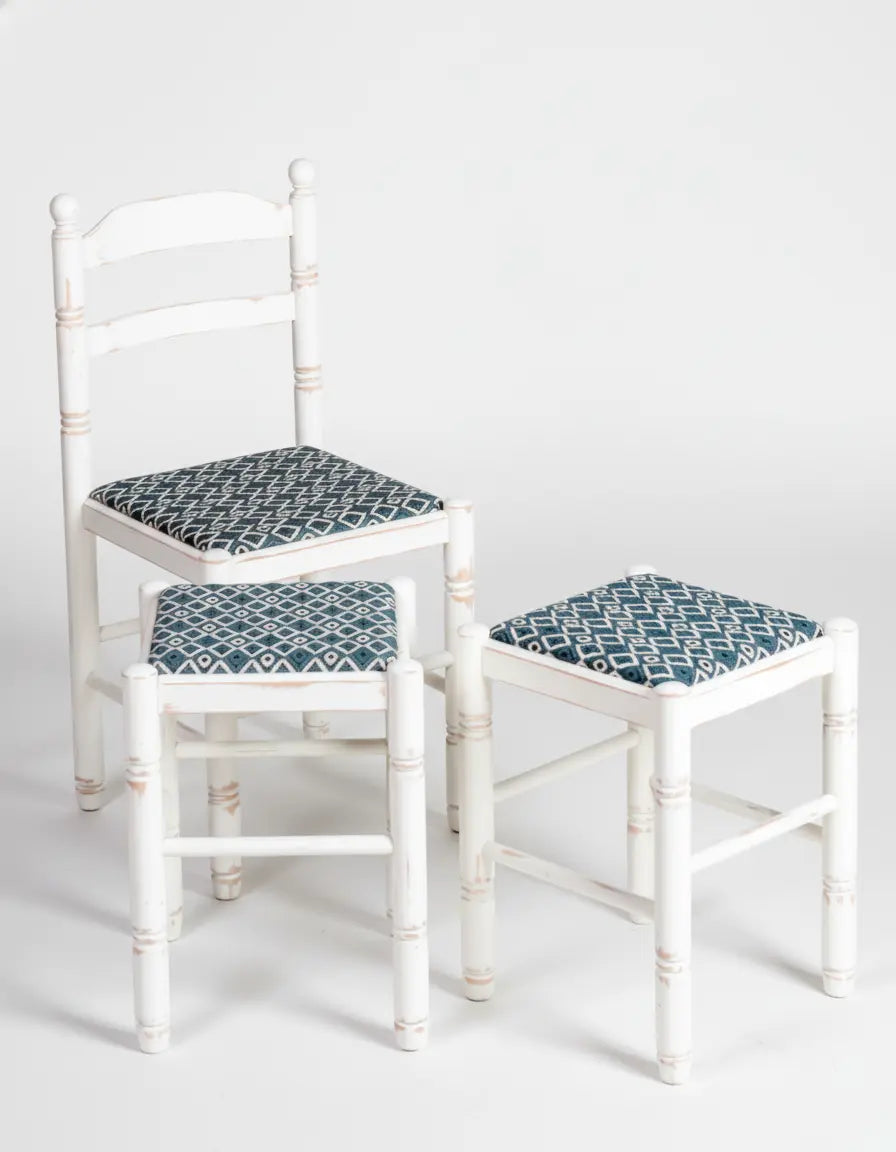 sillas rusticas de madera en color blanco con taburetes