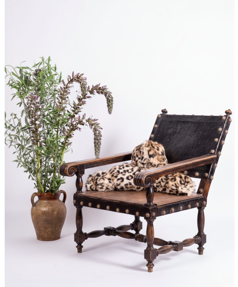 Sillón antiguo de madera y cuero